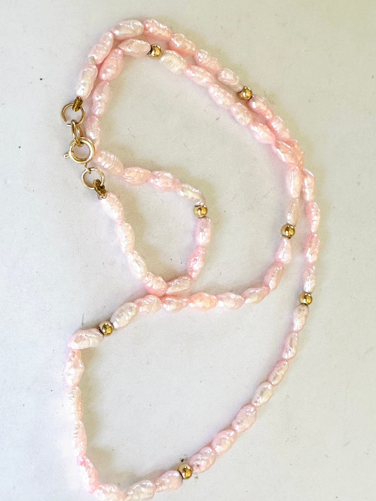 Roze zoetwater parel met 14kt slot en tussen kralen, Sieraden, Tassen en Uiterlijk, Kettingen, Verzenden, Zo goed als nieuw, Roze