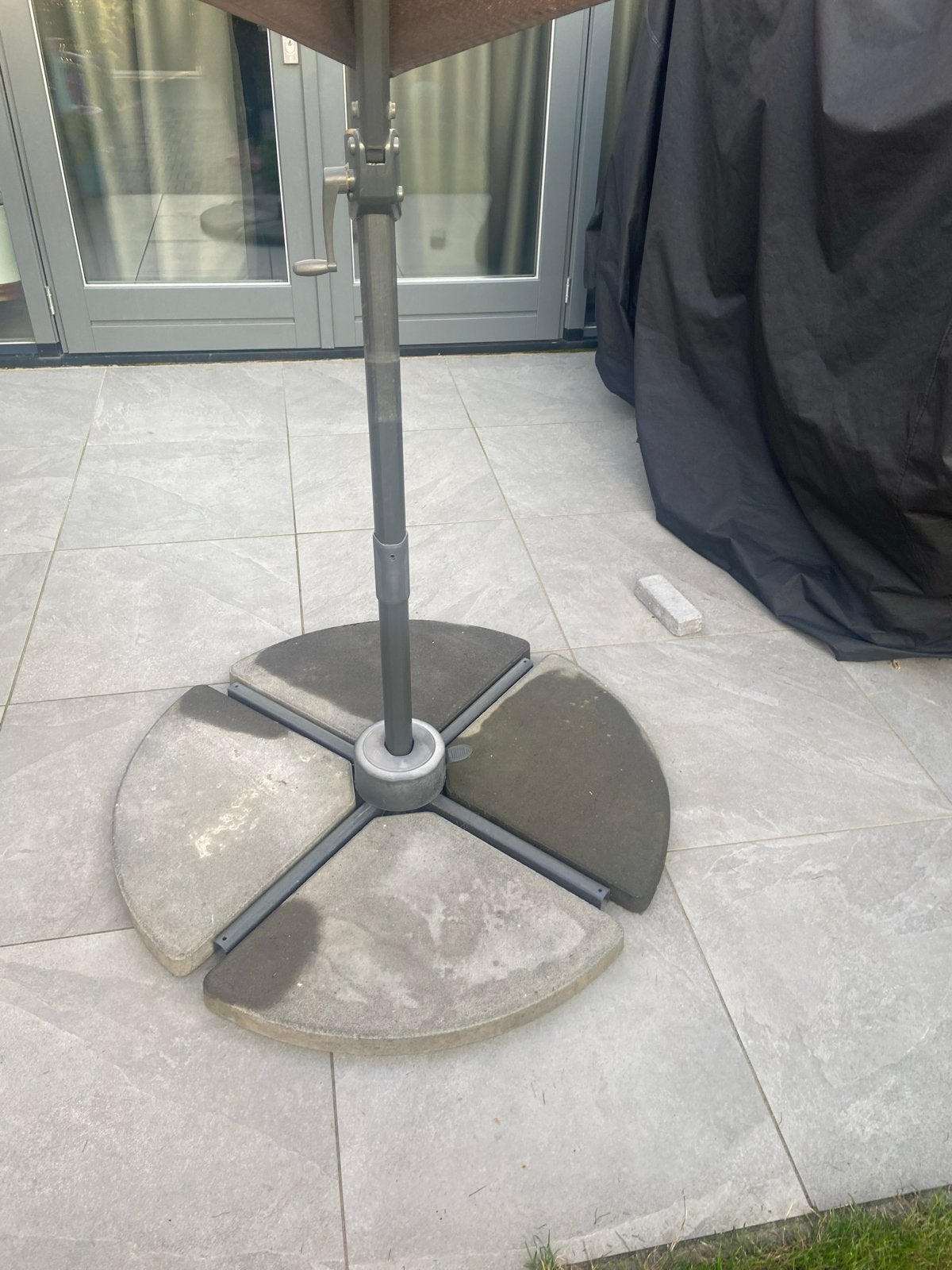 Foto 4 van Grote zweefparasol met voet