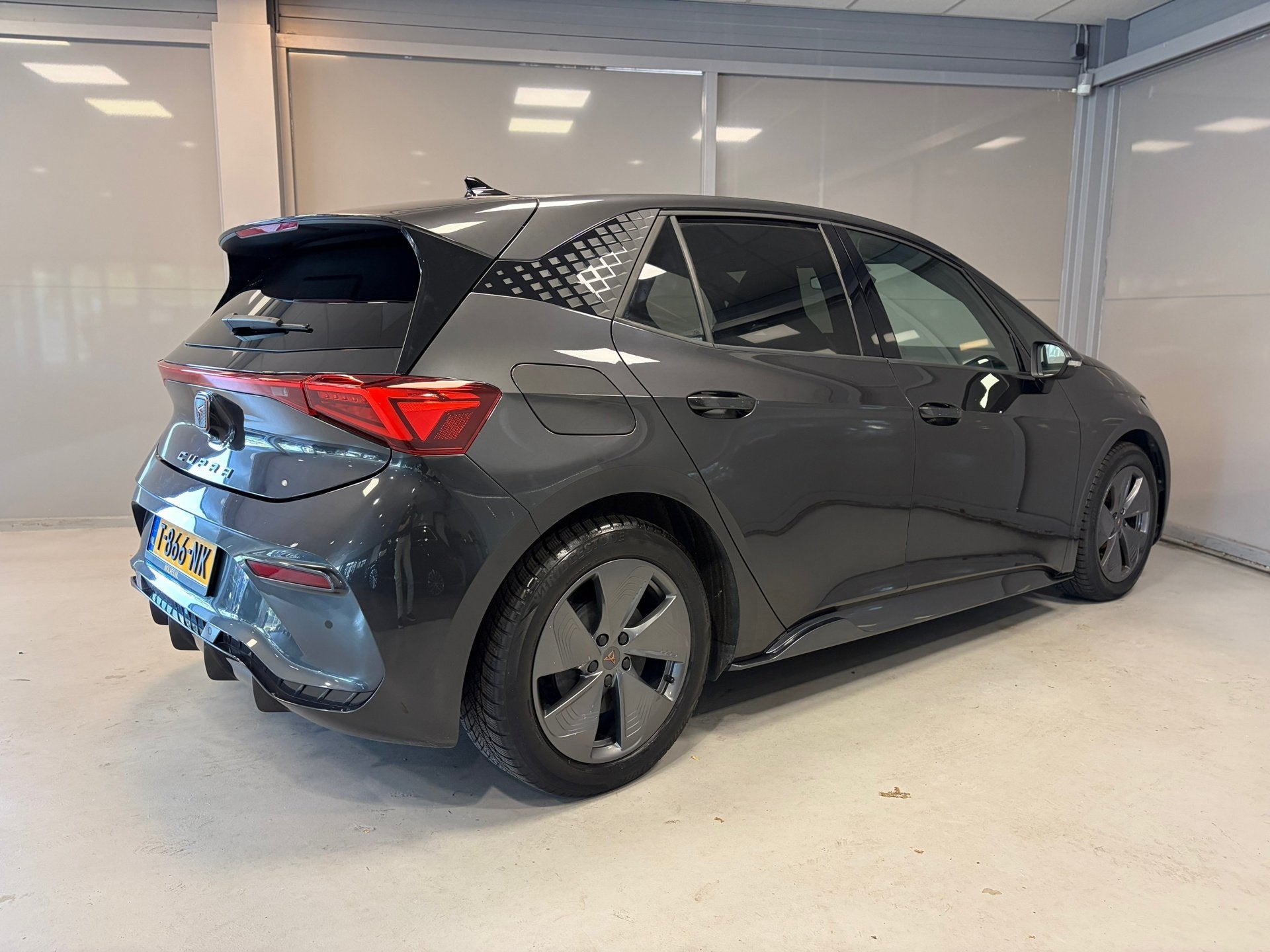 Cupra Born Essential 62 kWh | LED | CAR PLAY | 18" LM VELGEN, Auto's, Automaat, Achterwielaandrijving, Gebruikt, Zwart