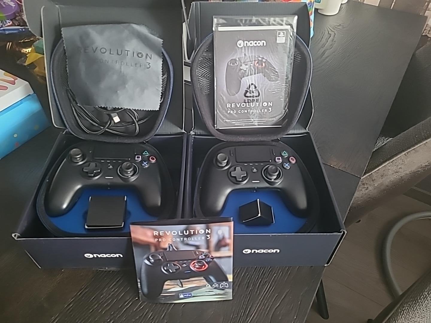 2x Nacon Revolution Pro Controller 3 (PS4/PC) – Compleet, Spelcomputers en Games, Ophalen of Verzenden, Zo goed als nieuw, Met 2 controllers