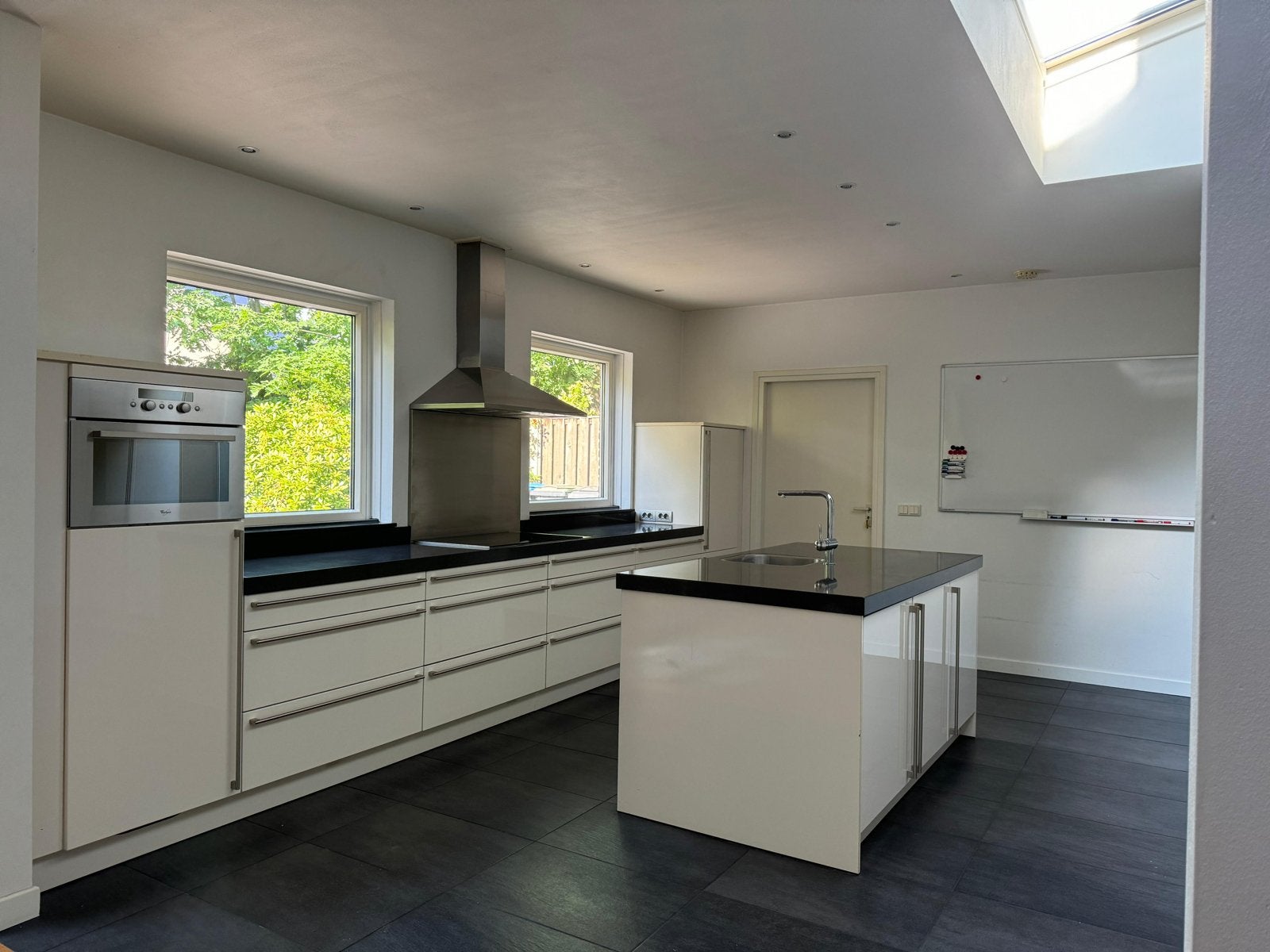 Moderne witte keuken met kookeiland en apparatuur, Wit, Dubbelwandige keuken, Ophalen of Verzenden, Zo goed als nieuw