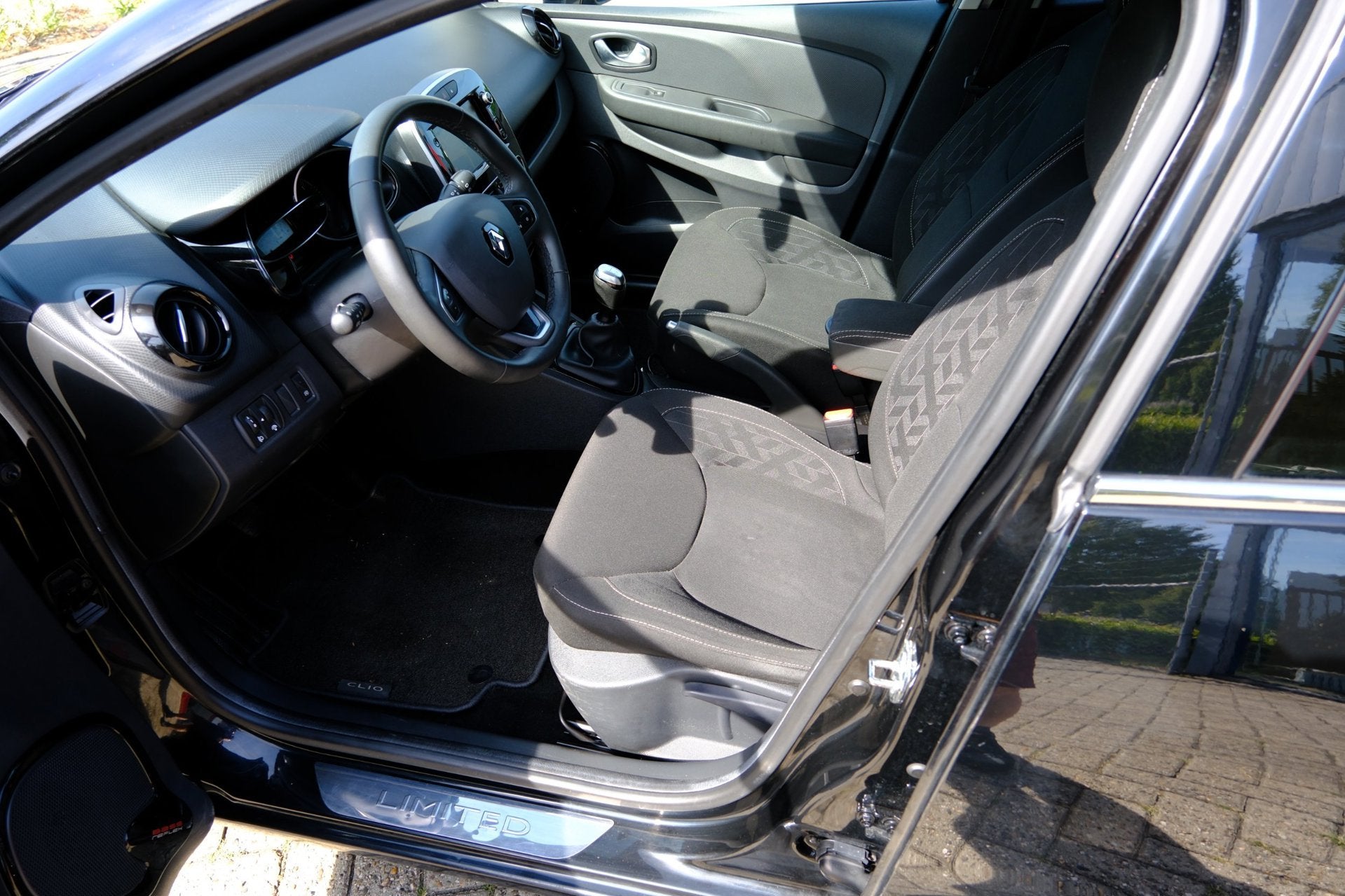 Foto 2 van Renault Clio Estate 0.9 TCe Limited Navi|Airco|LMV|DAB