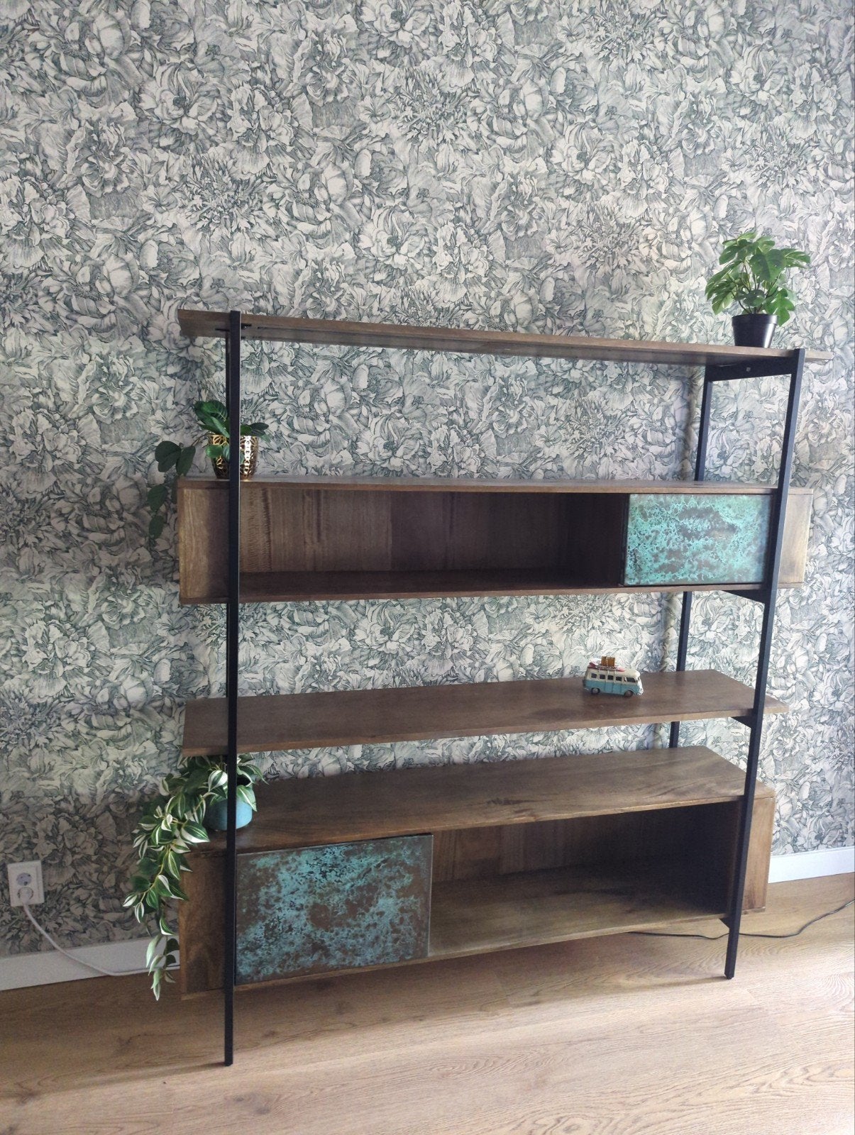 Donker houten kast met groen/turquoise metalen deurtjes, Met deur(en), 150 tot 200 cm, Zo goed als nieuw, 150 tot 200 cm