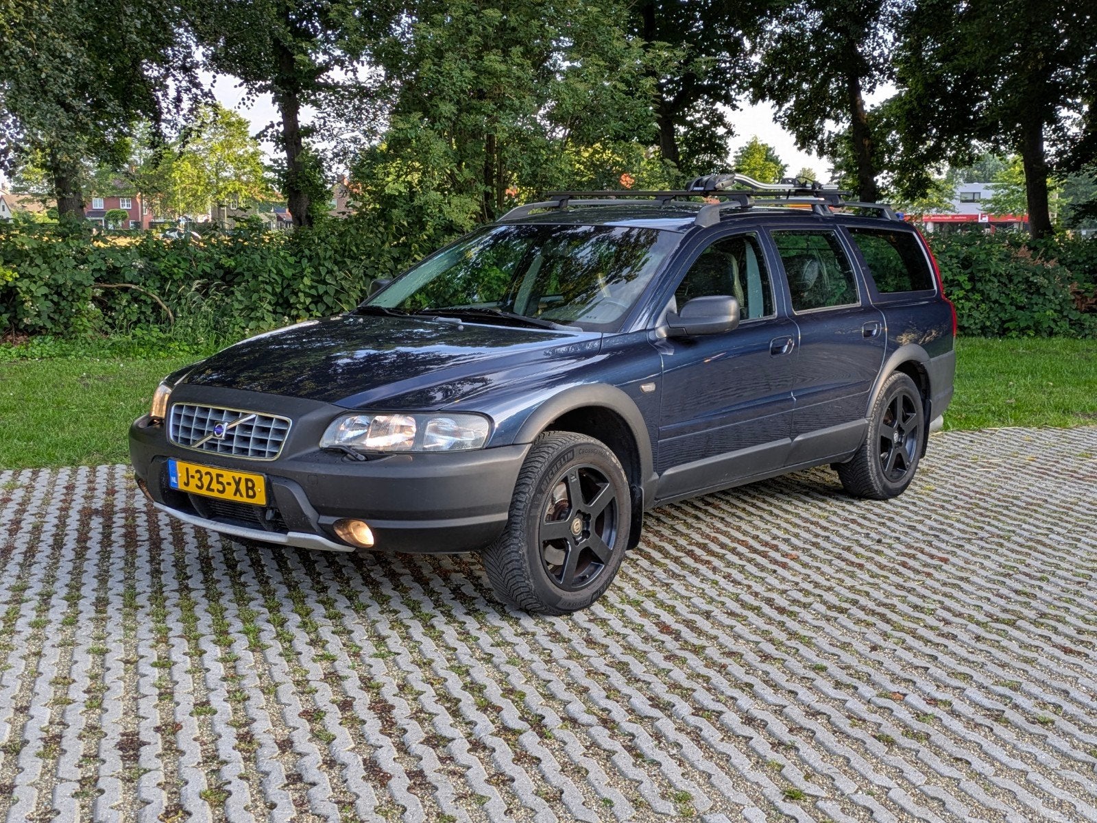 Volvo XC70 2.4 T 4WD AUT 2002 Blauw | V70 Cross Country, Auto's, Volvo, 1800 kg, Zwart, Blauw, XC70
