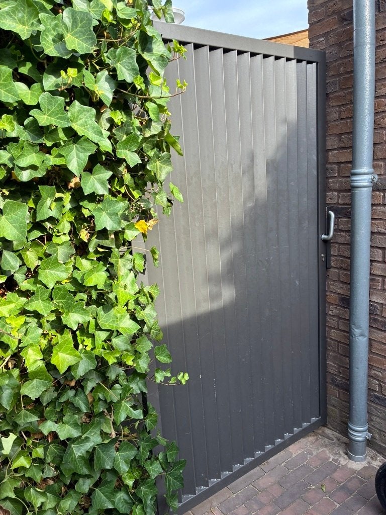 Moderne lamellen stalen privacy tuin poort, Tuin en Terras, Ophalen, Gebruikt, Draaipoort, 150 tot 200 cm