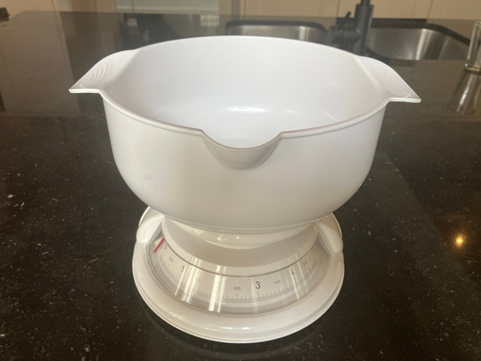 Analoge keukenweegschaal met kom - Wit, Keukenweegschaal, Ophalen of Verzenden, Gebruikt, Minder dan 10 kg