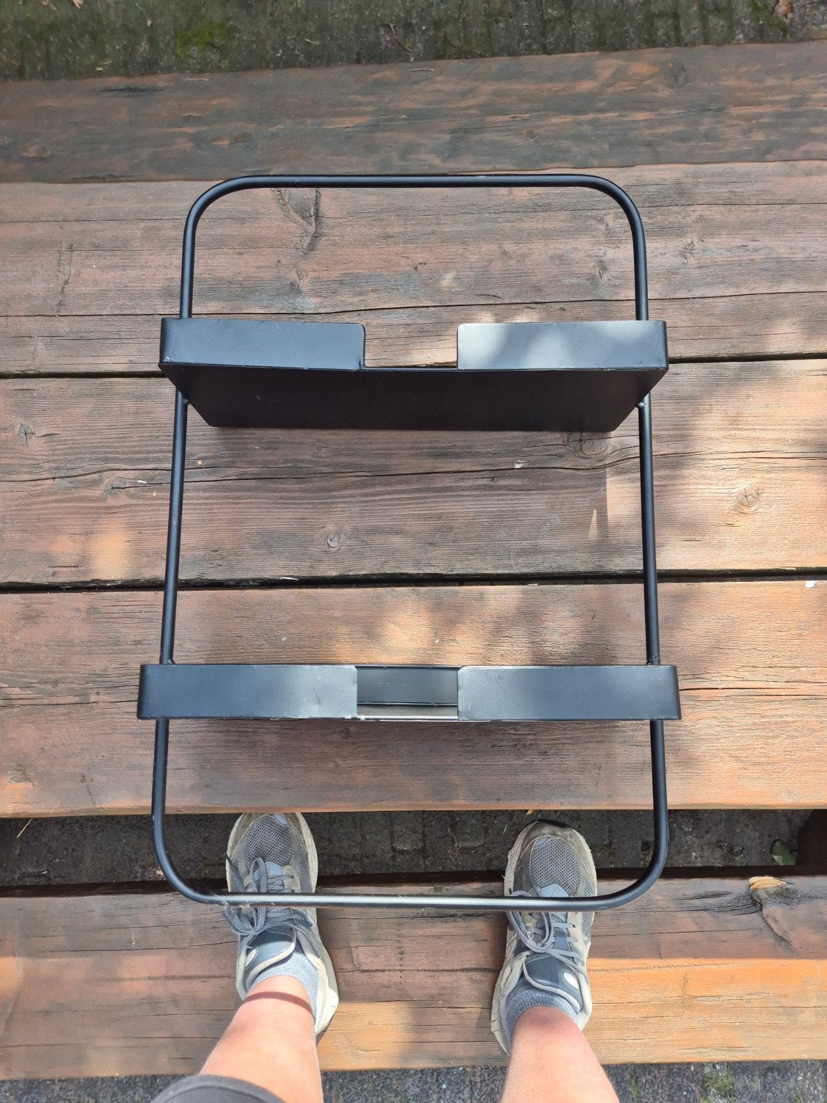 Zwart metalen rekje met twee planken, Huis en Inrichting, Woonaccessoires | Wandplanken en Boekenplanken, Ophalen, Gebruikt