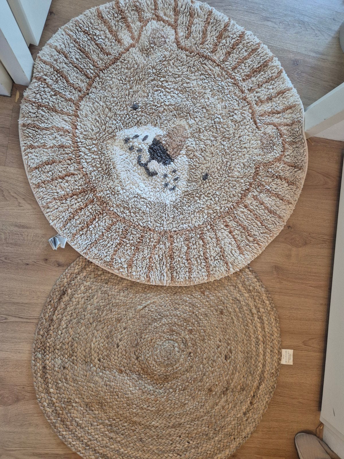 Twee kleden: H&M Home leeuw en Volance jute rond, Rond, Zo goed als nieuw, Natuurlijk, Speels, Bohemian, 50 tot 100 cm