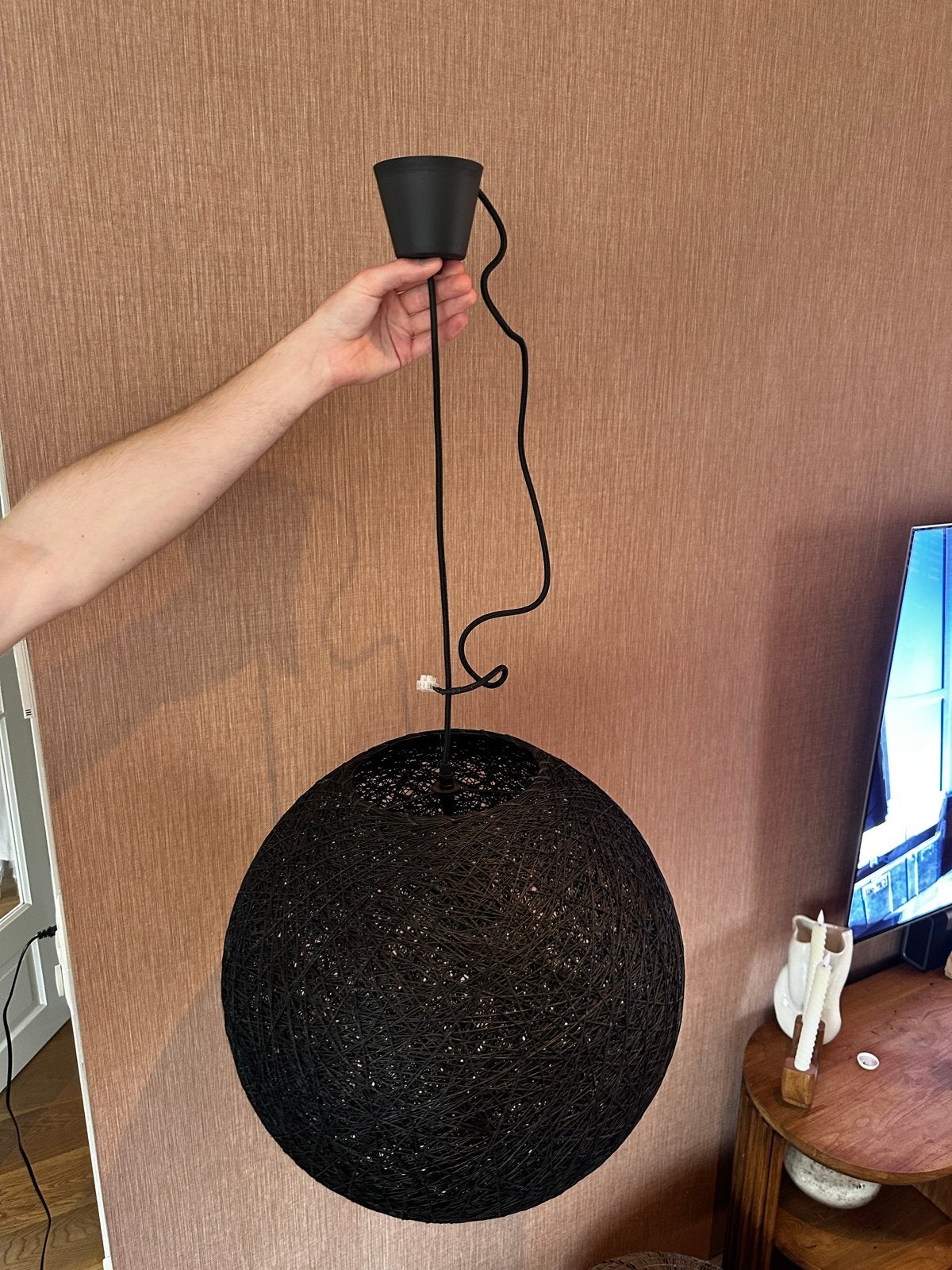 Zwarte bolvormige hanglamp - modern design, Huis en Inrichting, Ophalen, Zo goed als nieuw, Kunststof