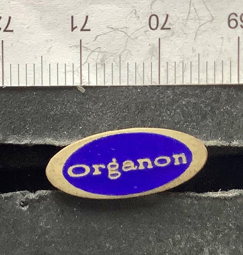 speld, emaille, Organon (AR, Ophalen of Verzenden, Gebruikt, Overige onderwerpen, Speldje of Pin