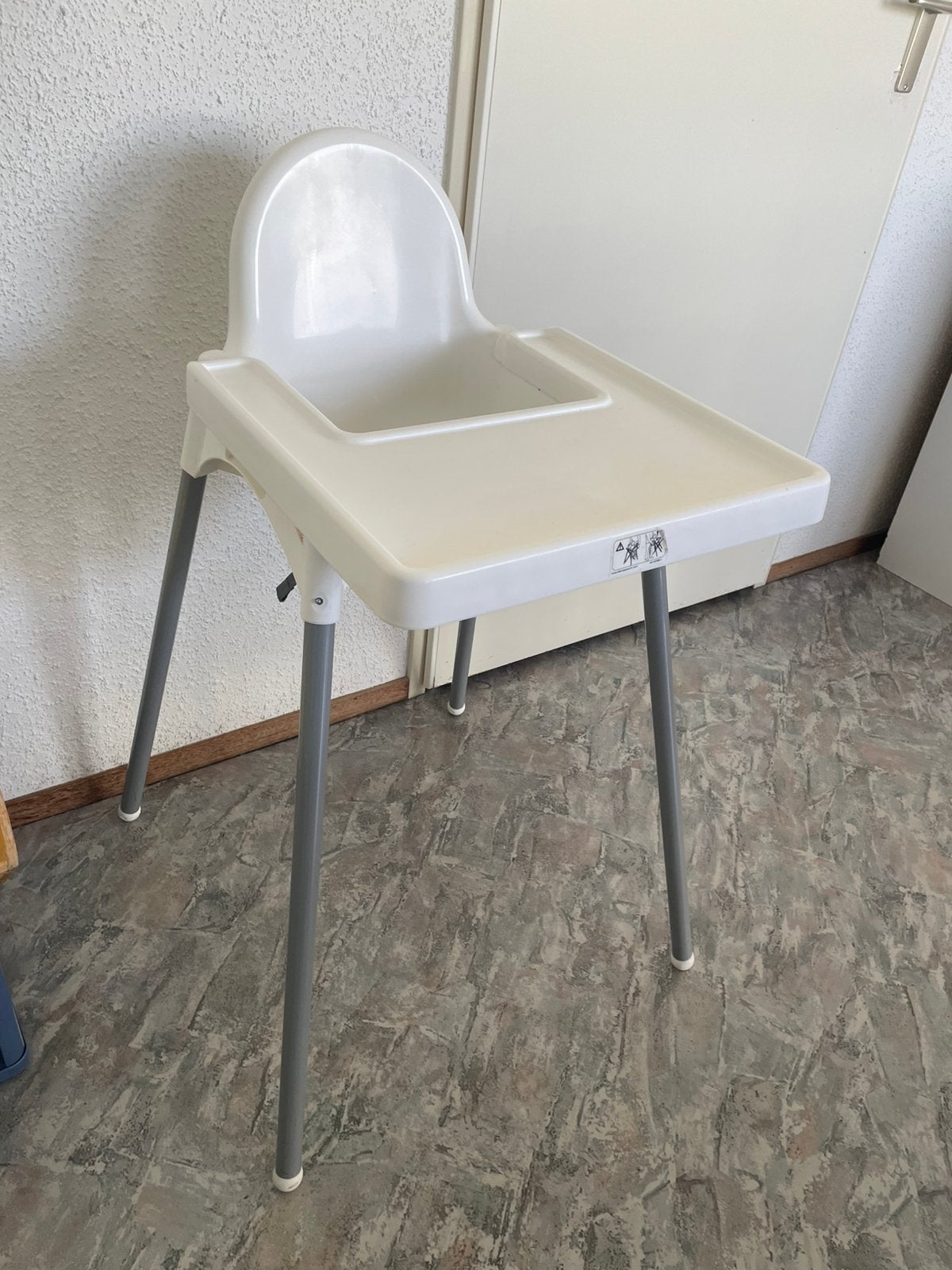 IKEA ANTILOP kinderstoel wit met eetblad en zilveren pootjes, Ophalen, Zo goed als nieuw, Overige typen, Afneembaar eetblad