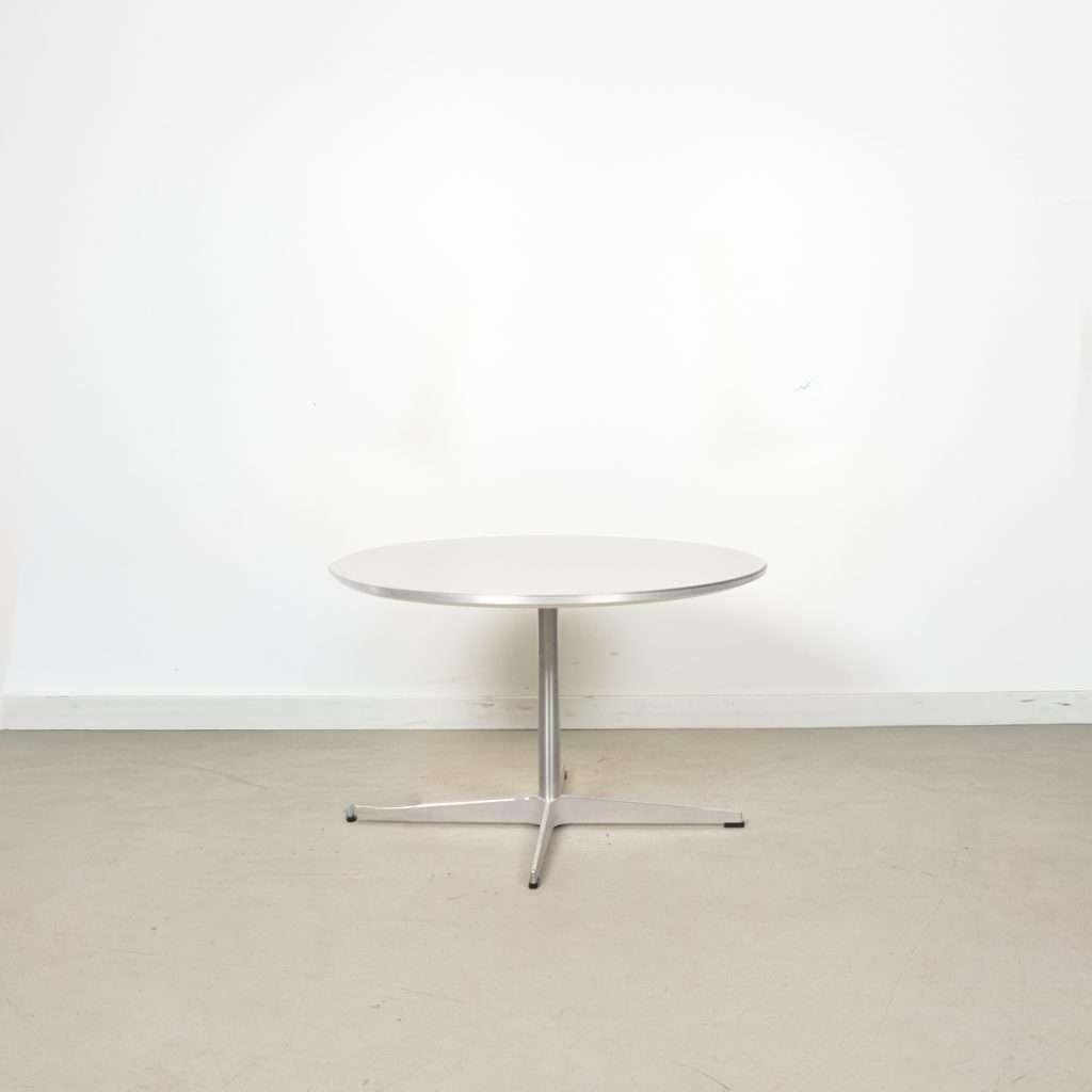 1x Fritz Hansen A222 Tafel Wit Ø75 cm – Aluminium, Ophalen of Verzenden, Zo goed als nieuw, Minder dan 50 cm, Niet ingevuld