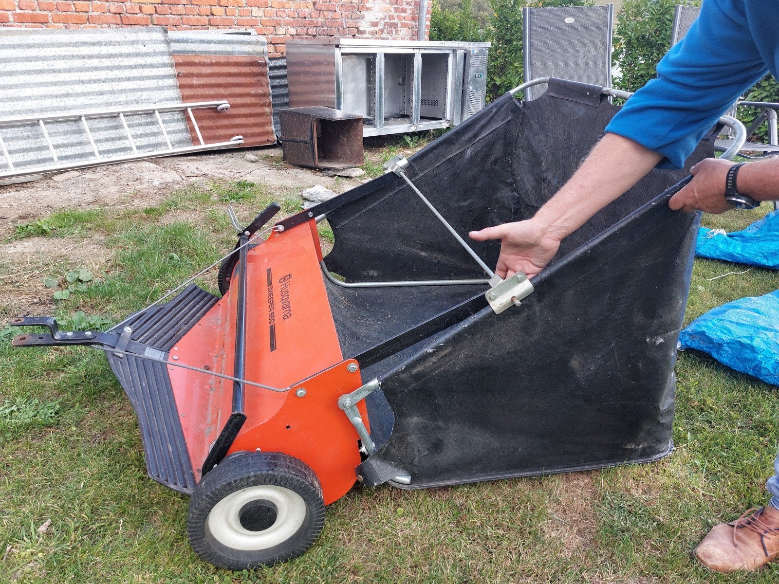 stiga aanhanger grasveger veegmachine bladveger met vangbak, Tuin en Terras, Ophalen, Zo goed als nieuw, Benzine, Husqvarna