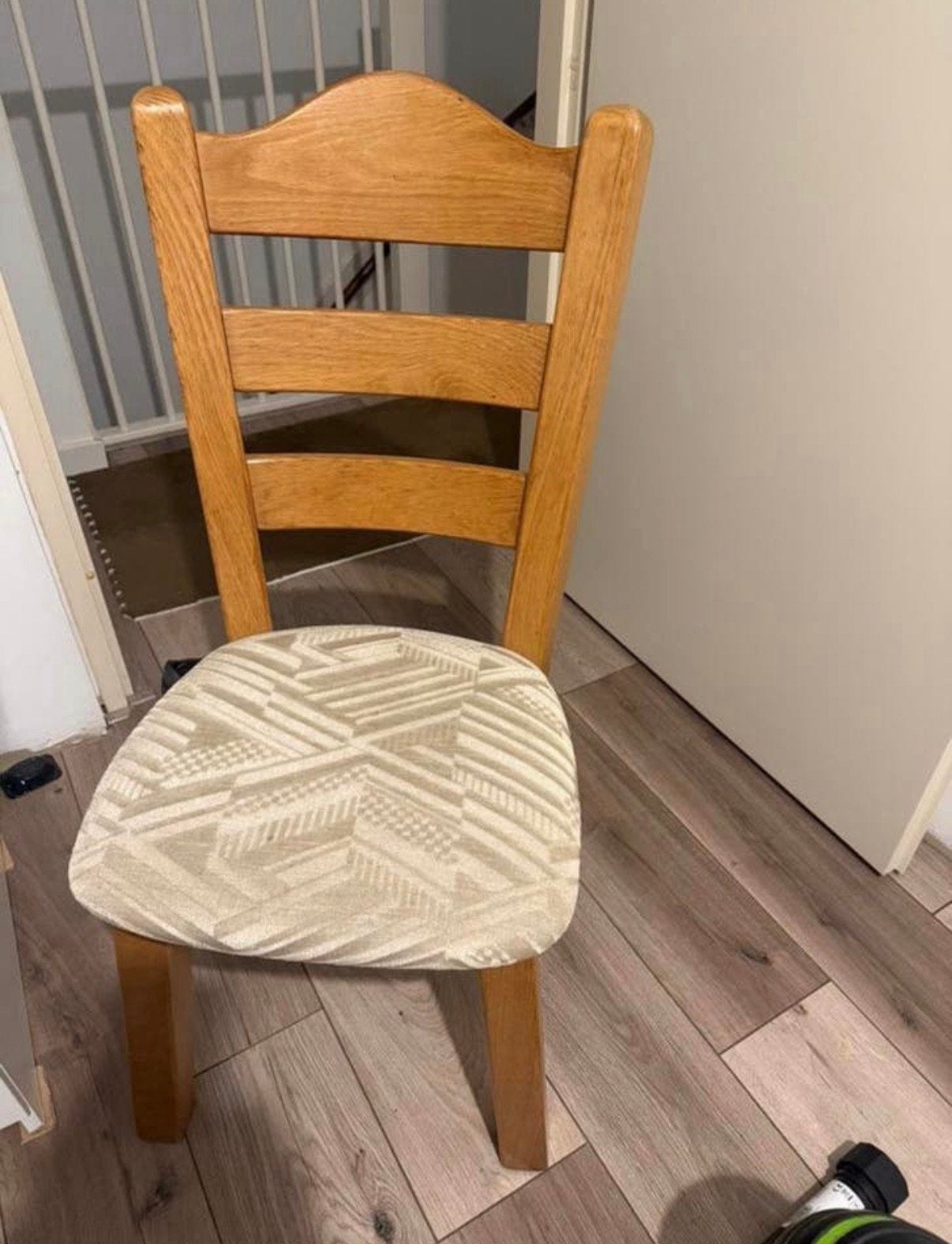 Vier stoelen van uitstekend hout, Ophalen of Verzenden, Zo goed als nieuw, Stof, Vijf, Zes of meer stoelen