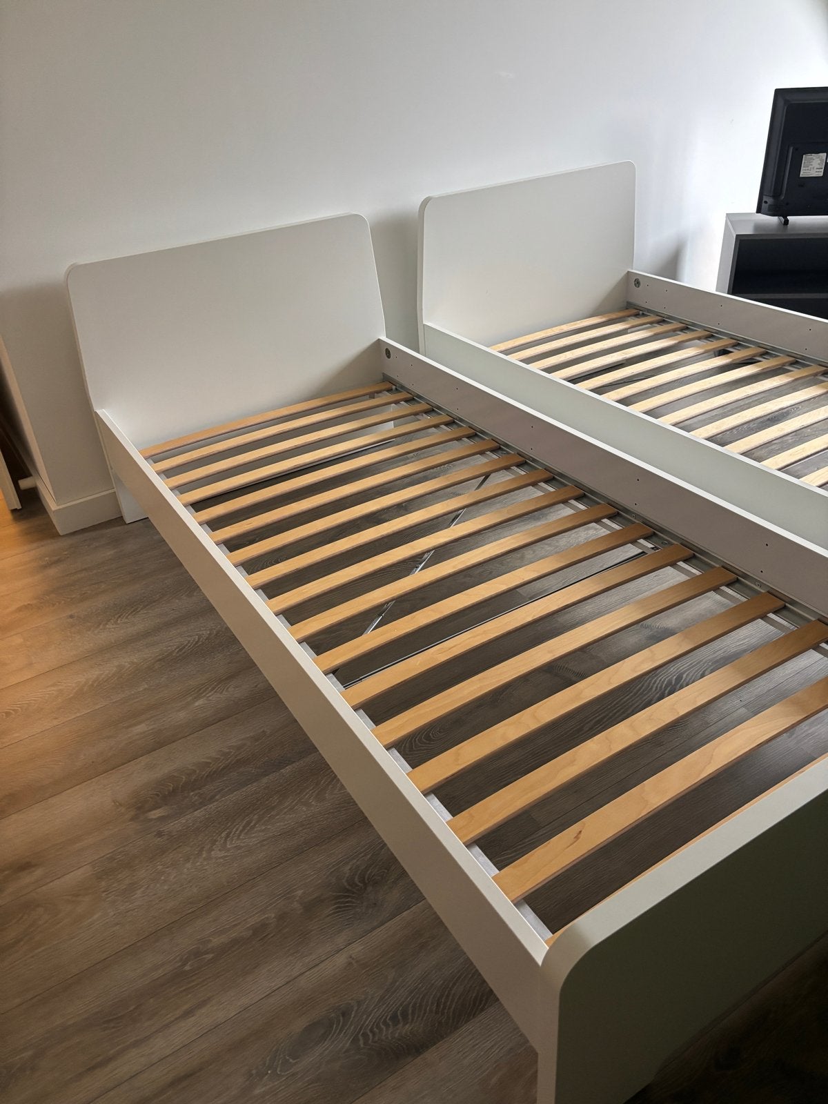 Twee eenpersoonsbedden met lattenbodems, zonder matrassen., Ophalen, Gebruikt, 90 cm, Eenpersoons