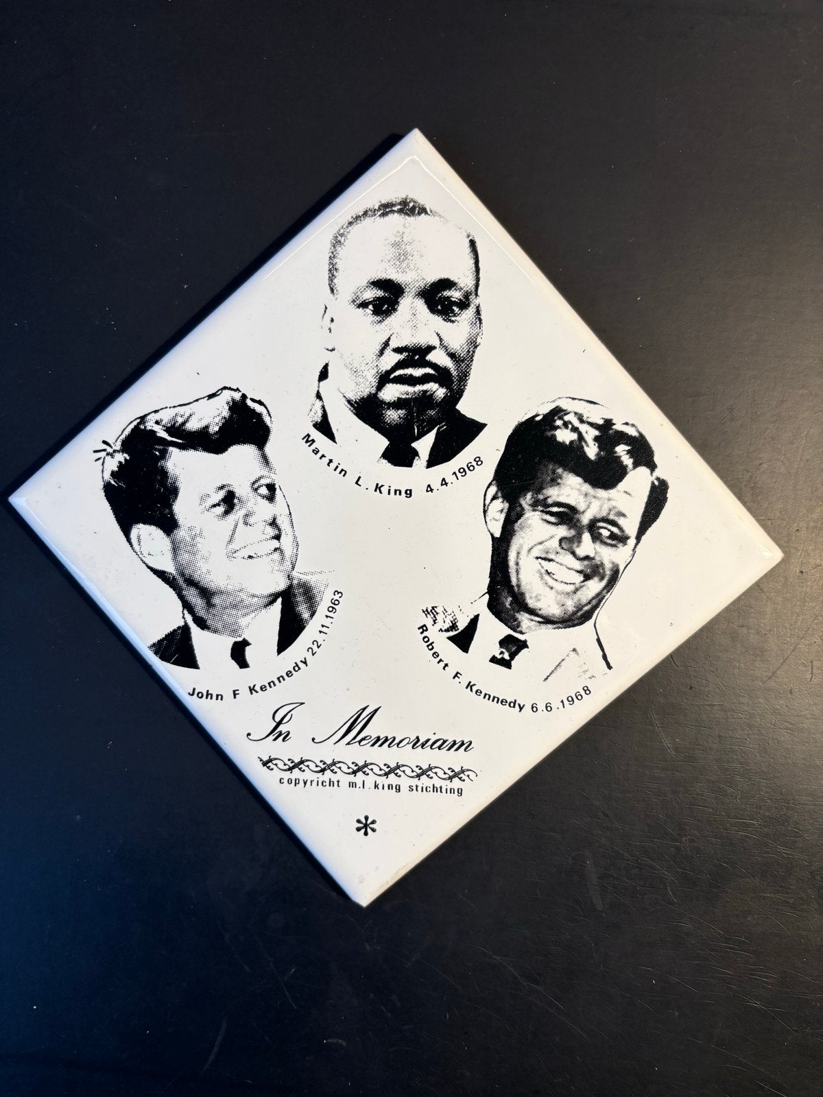 In Memoriam tegel: Kennedy, King, Antiek en Kunst, Ophalen of Verzenden