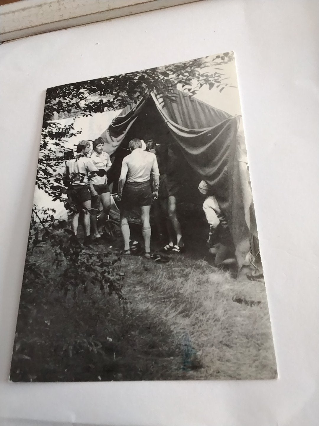 BIVAK. EVEN KEUVELEN BIJ DE TENT.., Ophalen of Verzenden, Sterren en Beroemdheden