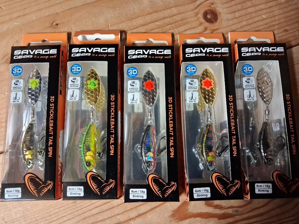 Savage Gear 3D Sticklebait Tail Spin (5 kleuren) 8cm/18g, Tinstraat, Savage Gear, Overige typen, Nieuw