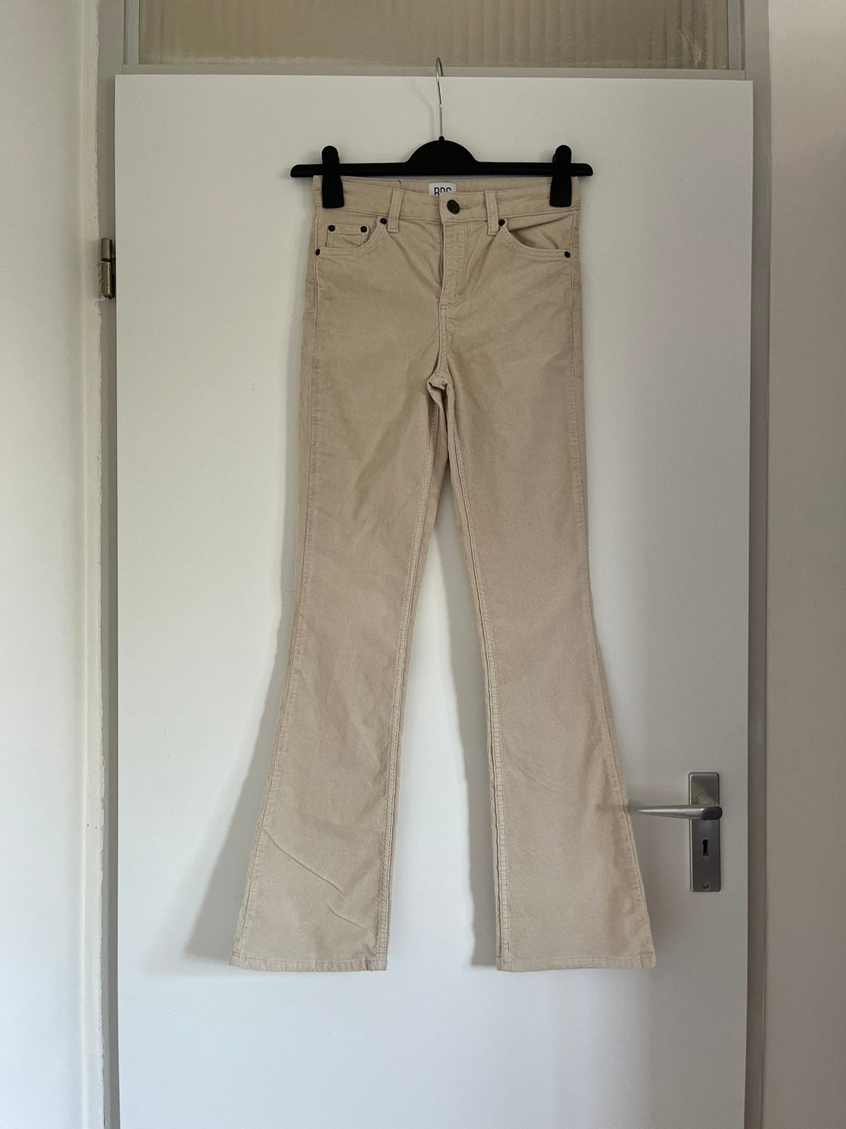 Beige flared broek wijde pijpen, maat 34/XS Urban Outfitters, Ophalen of Verzenden, Zo goed als nieuw, Overige kleuren, W27 (confectie 34) of kleiner