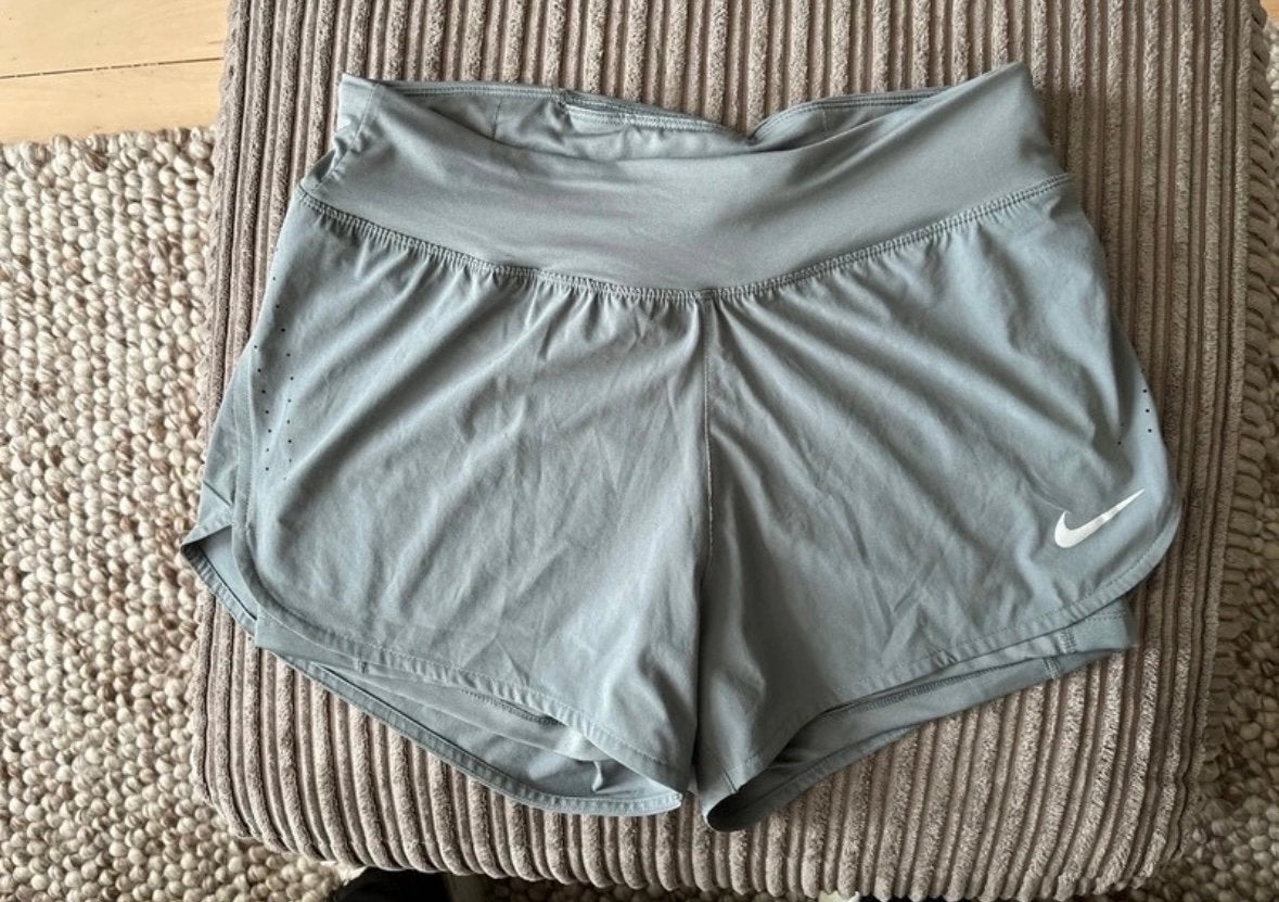 Nike hardloopshort dames maat M grijs, Maat 38/40 (M), Ophalen of Verzenden, Zo goed als nieuw, Hardlopen of Fietsen