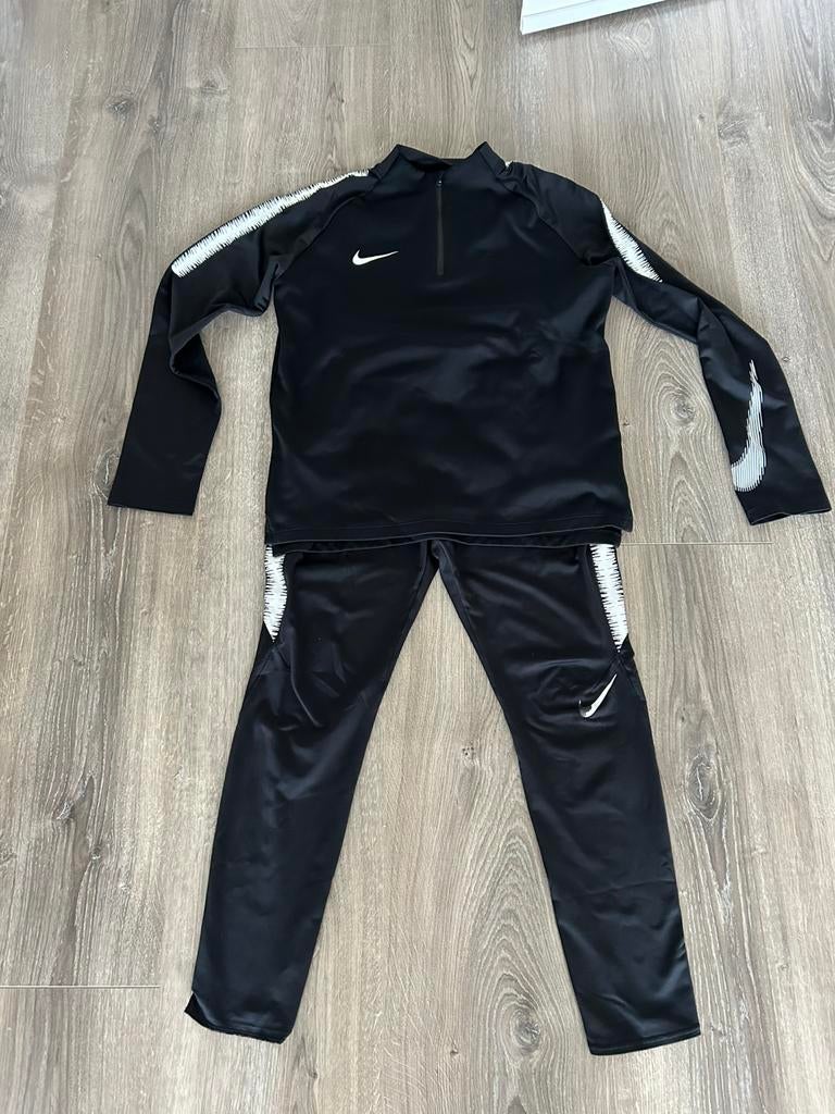 Nike  trainingspak zwart/wit, Verzenden, Zo goed als nieuw, Jongen of Meisje, Sport- of Zwemkleding