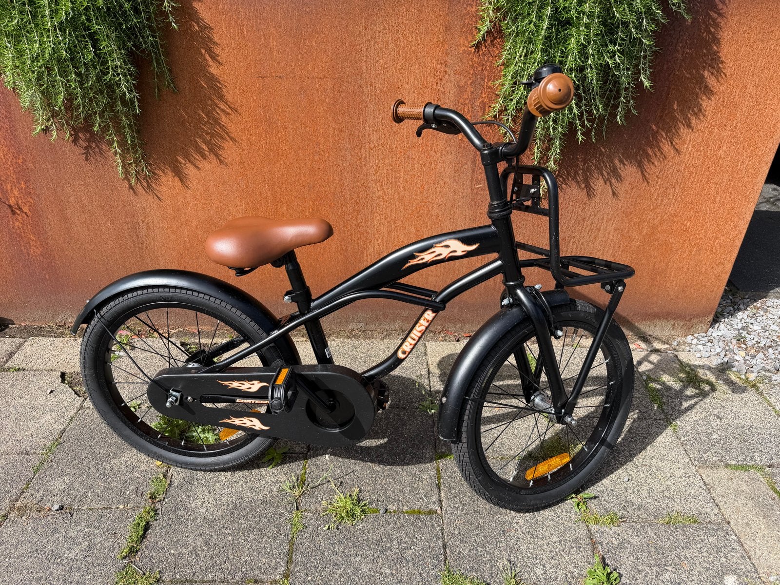 Zwarte kinderfiets met bruin zadel en vlammen, Minder dan 47 cm, Ophalen, Zo goed als nieuw, Staal