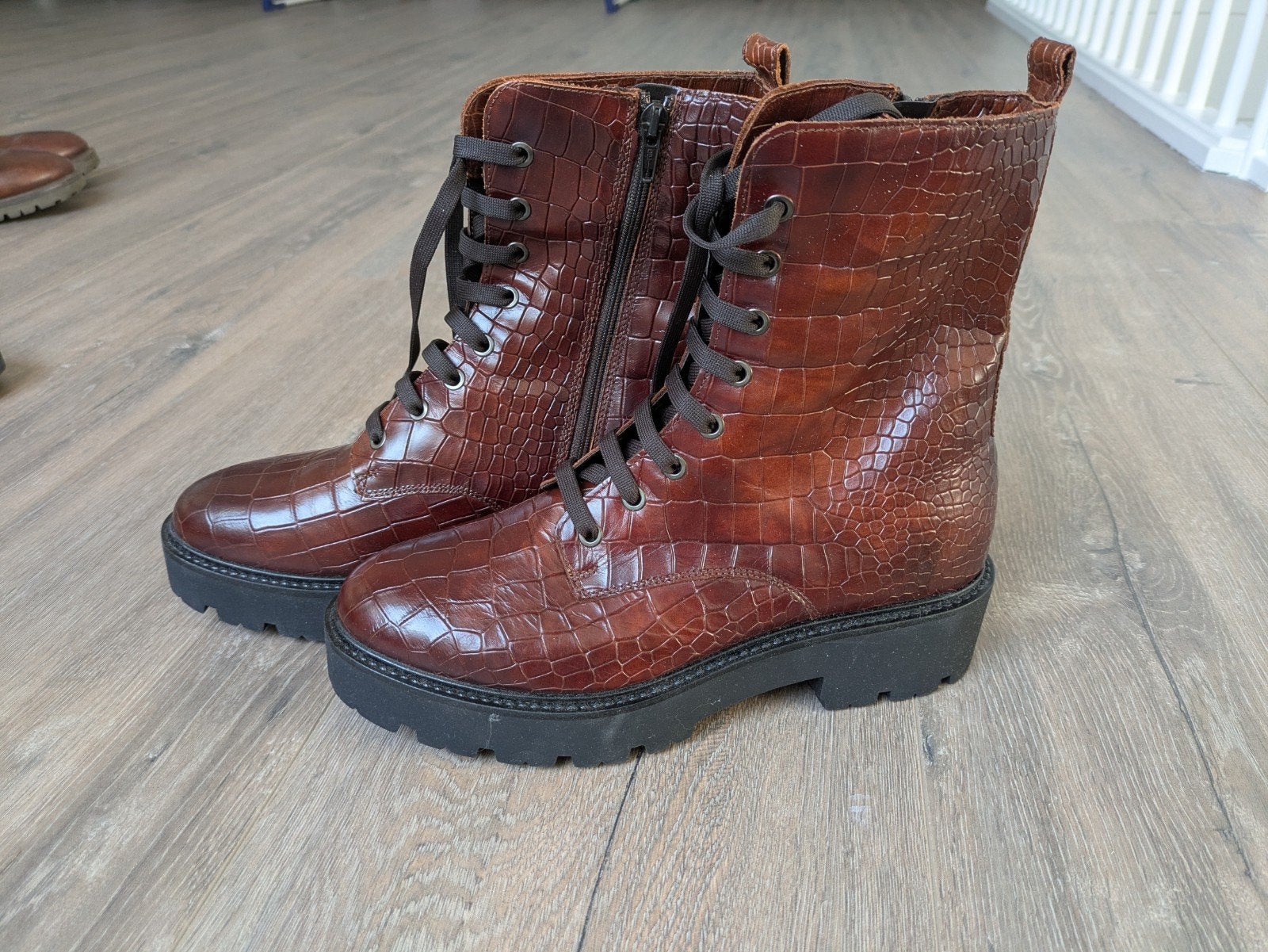 Nieuwe leren dames schoenen, Bruin, Nieuw, Ophalen of Verzenden, Sneakers of Gympen