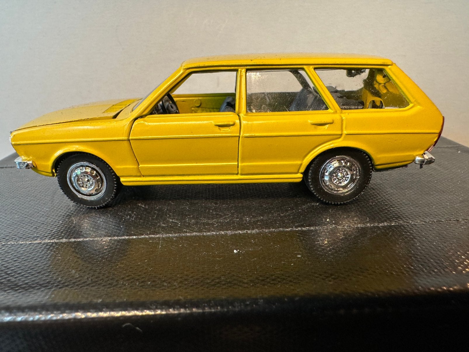 VW Passat Variant Schuco, Hobby en Vrije tijd, Modelauto's | 1:43, Verzenden, Zo goed als nieuw, Auto, Schuco