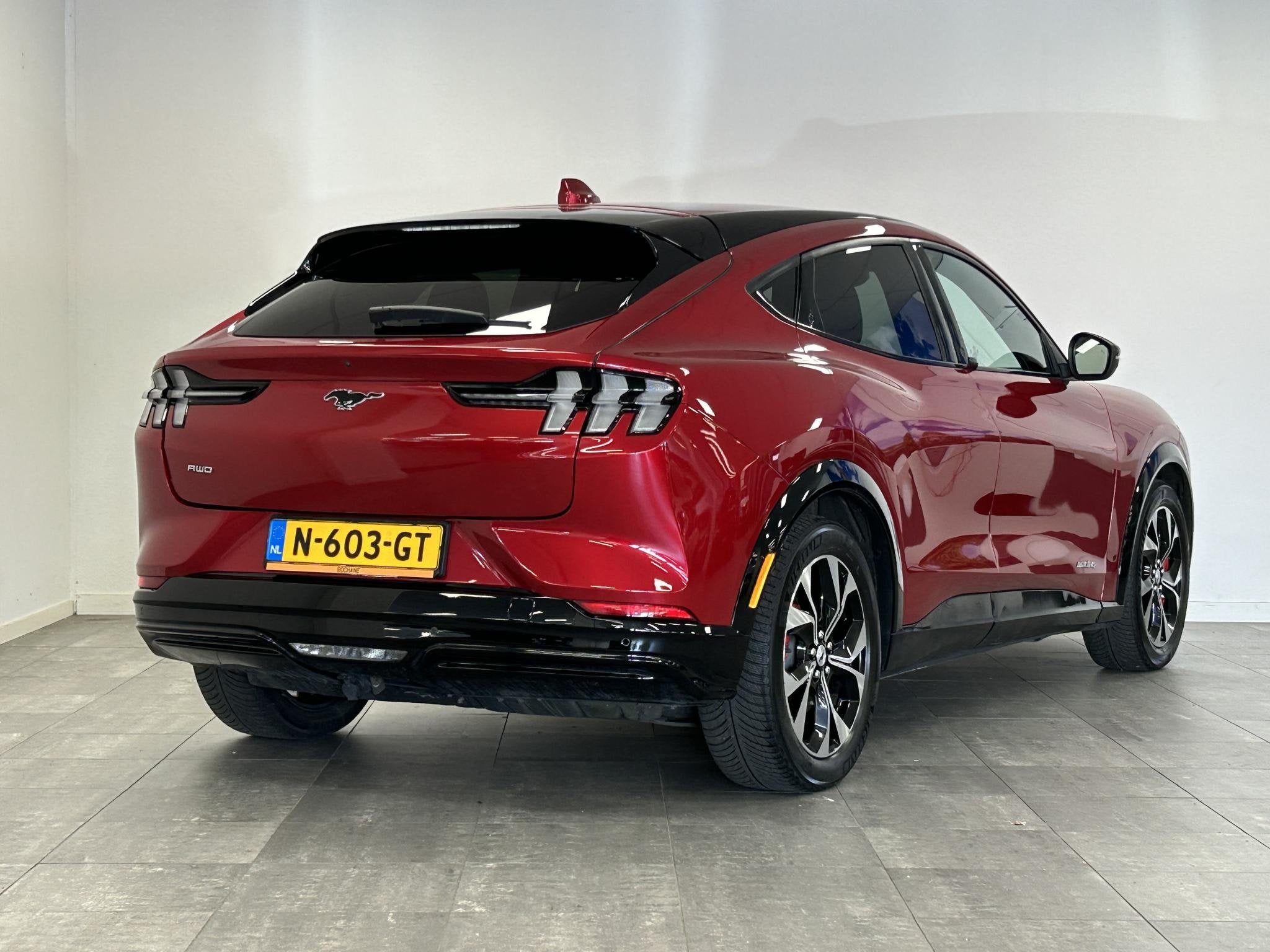 Ford Mustang Mach-E AWD 75 kWh | CAMERA | LED | LEDER | SOH, Auto's, Automaat, Gebruikt, 750 kg, Origineel Nederlands