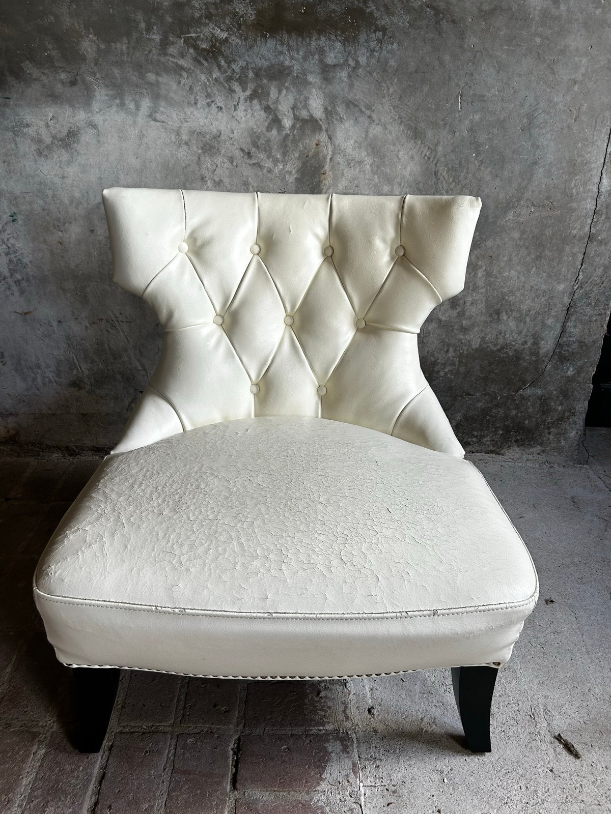 Witte lederen fauteuil met knopen en nageltrim, Ophalen, Gebruikt, Minder dan 75 cm, Leer