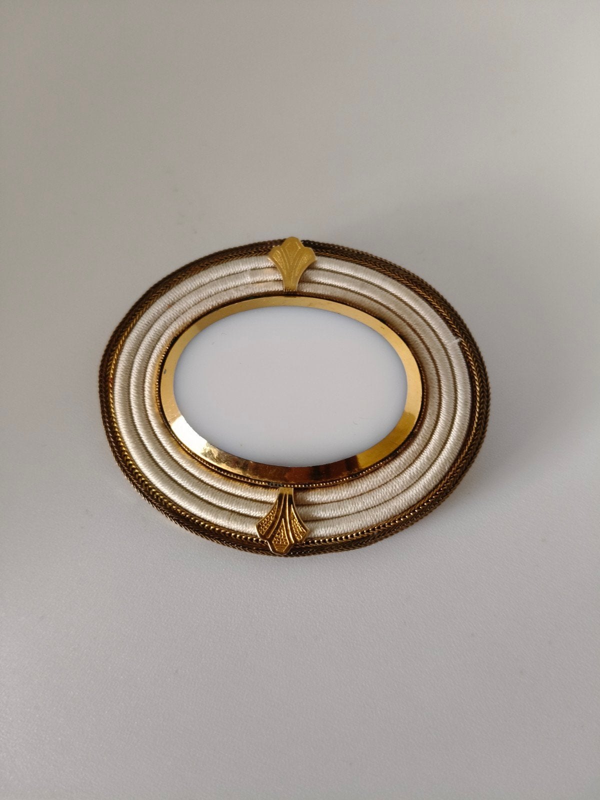 Zeldzame jaren '70 Langani broche, gelaagd metaal & koord, Sieraden, Tassen en Uiterlijk, Overige materialen, 4 tot 7 cm, Gebruikt