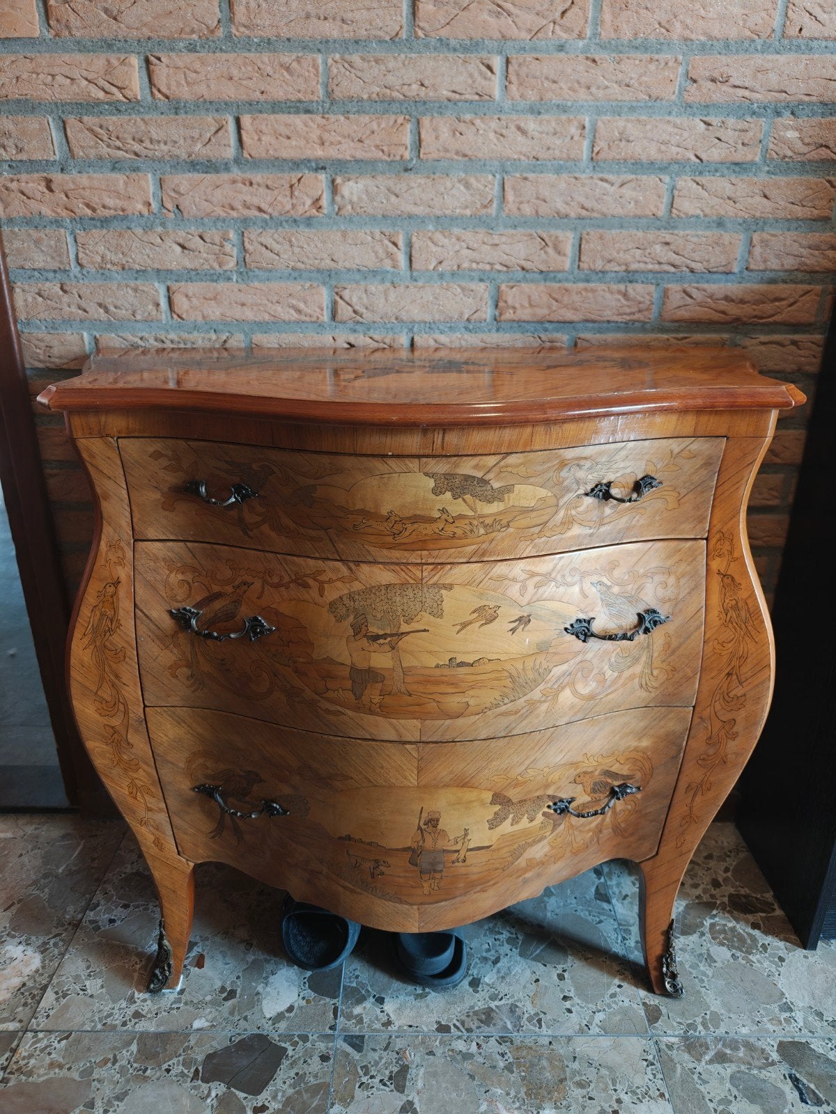 Antieke stijl bombé commode met marqueterie jachttaferelen, Ophalen