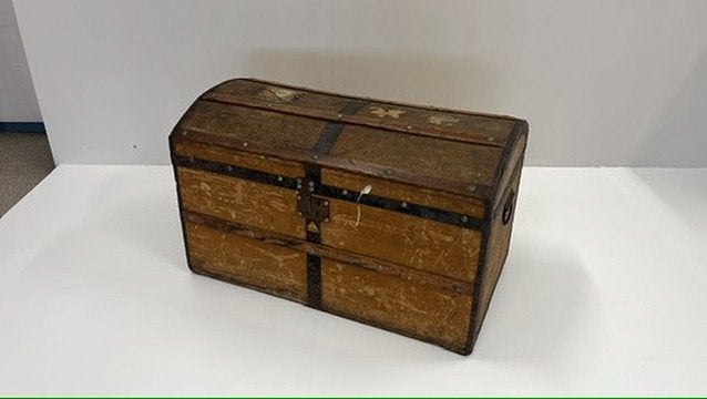 Antieke houten kist/koffer met metalen beslag, Huis en Inrichting, Overige houtsoorten, 50 – 75, Gebruikt, 50 tot 100 cm