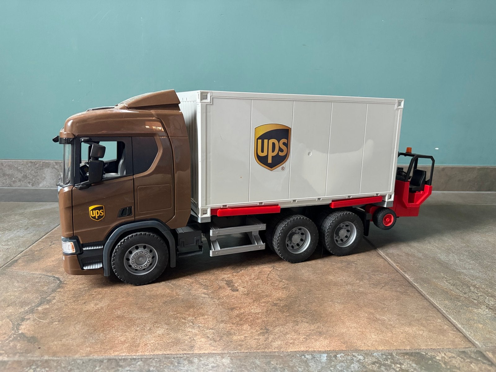 Bruder vrachtwagen met UPS afzetcontainer en palletkar, Ophalen of Verzenden, Zo goed als nieuw