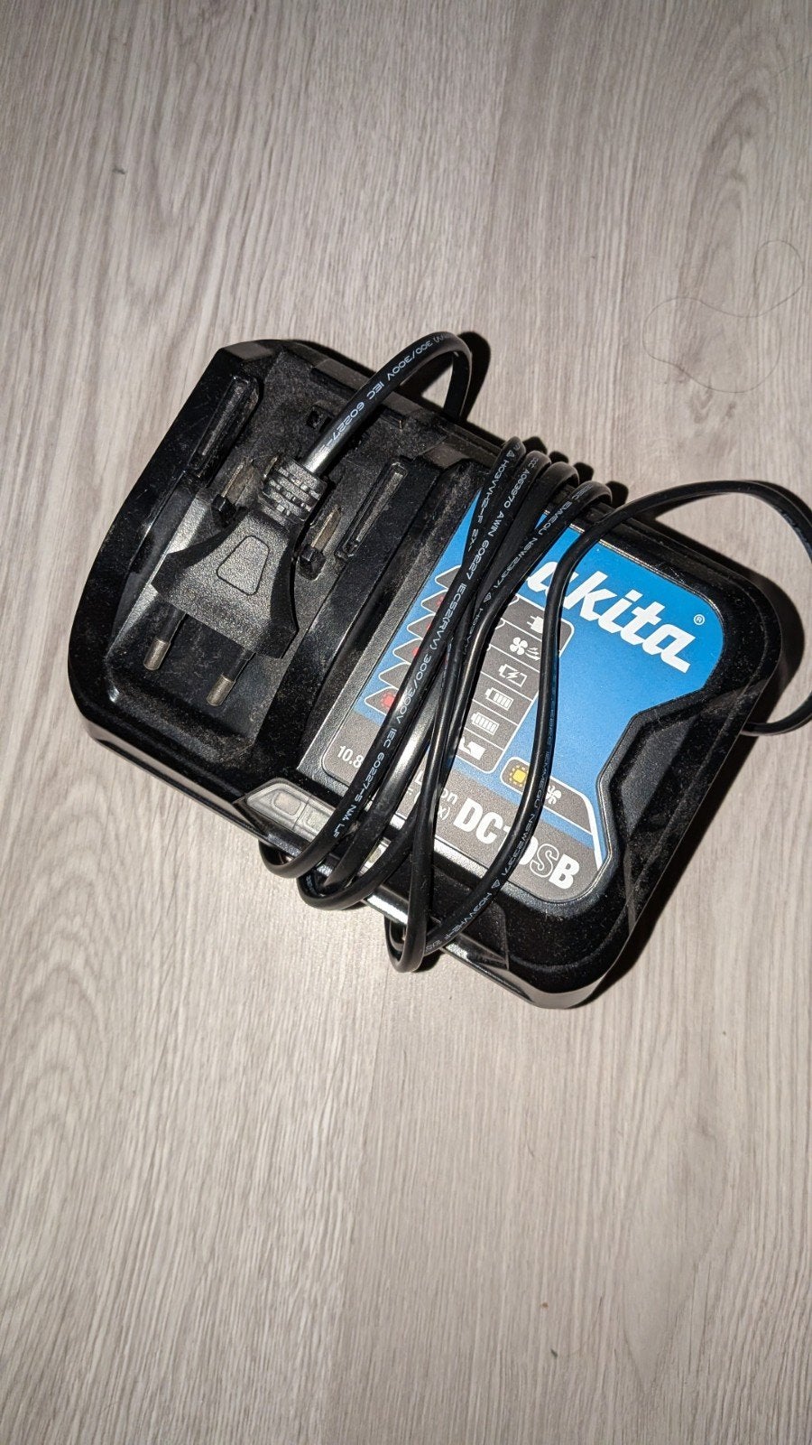 Foto 6 van Makita CL108FDSAW Steelstofzuiger met lader en accu