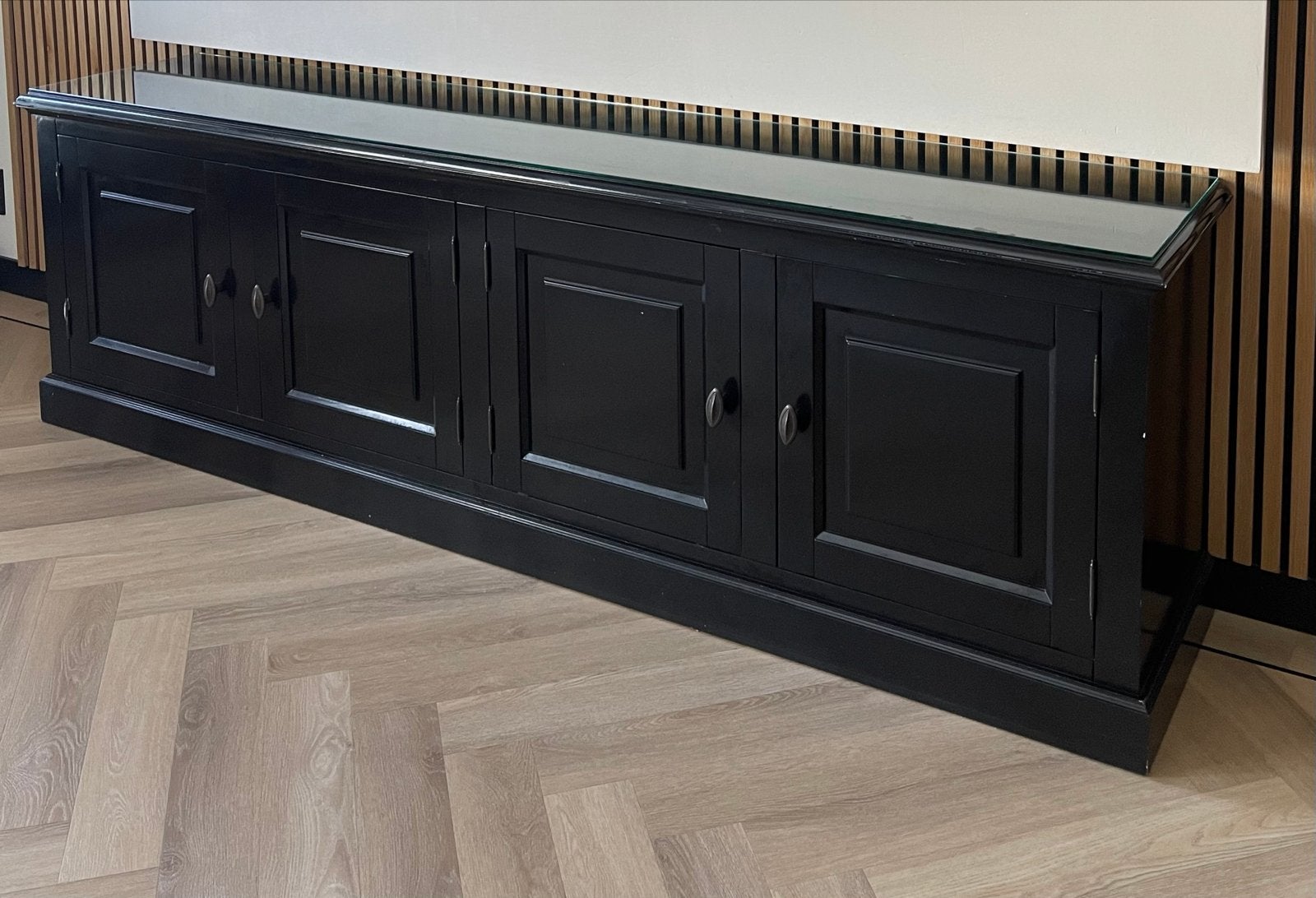 Zwart dressoir met glazen blad en 4 deuren, Ophalen, Gebruikt, 200 cm of meer, 25 tot 50 cm