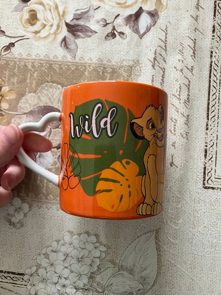 Oranje Mok Simba & Nala ( the lion king ) Disneyland, Ophalen of Verzenden, Leeuwenkoning of Jungle Boek, Zo goed als nieuw, Servies