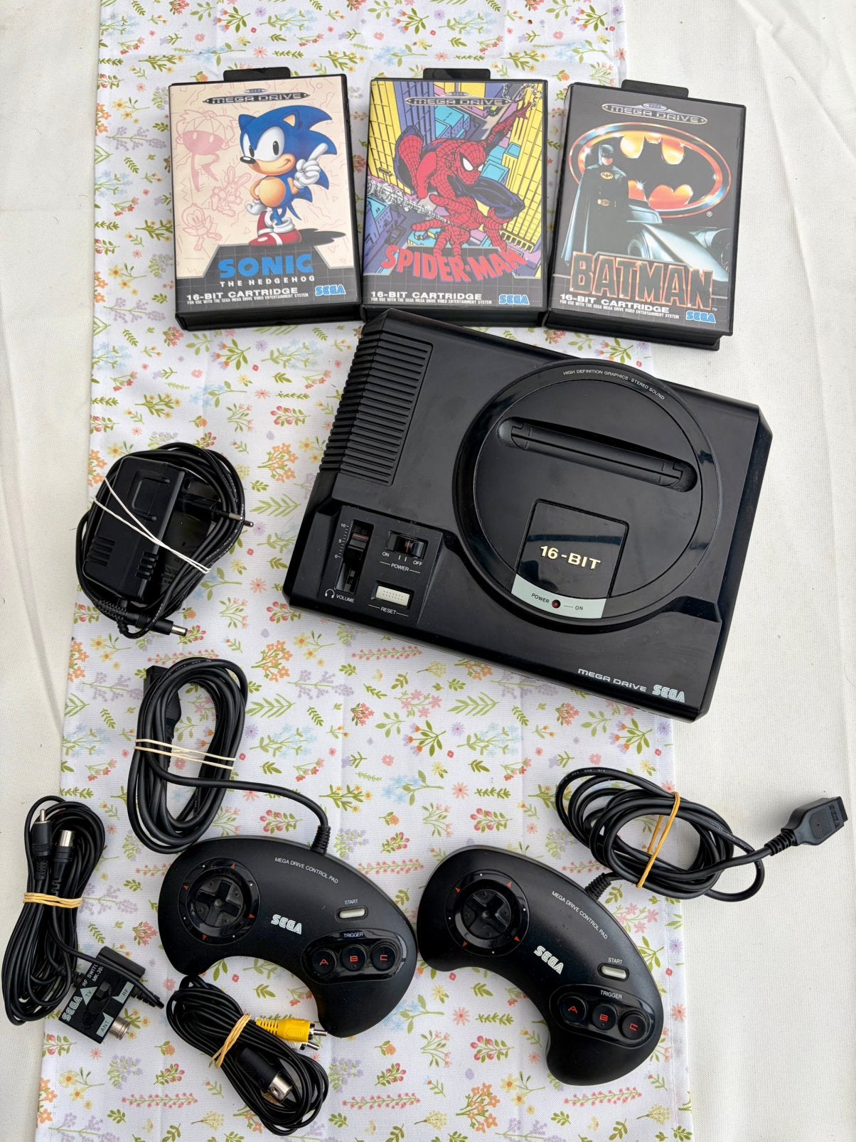 Sega Megadrive compleet met 2 controllers en 3 spellen, Spelcomputers en Games, Spelcomputers | Sega, Mega Drive, Met 2 controllers