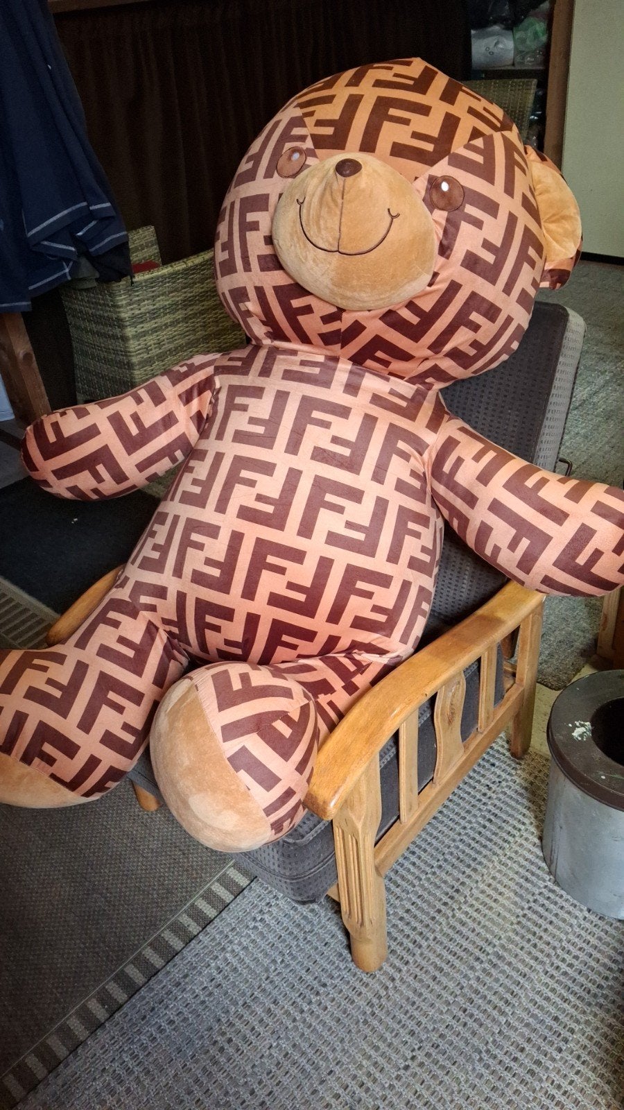 Hele grote Knuffelbeer met Fendi-print, Kinderen en Baby's, Speelgoed | Knuffels en Pluche, Ophalen, Beer, Zo goed als nieuw, Bruin