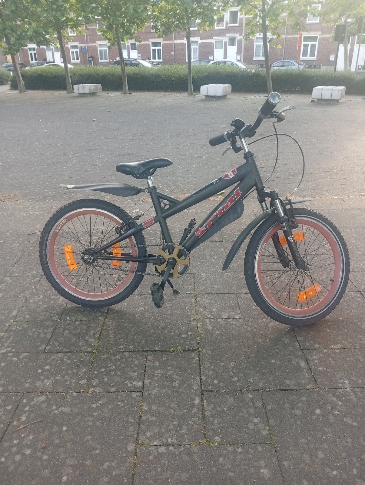 Stoere kinderfiets 20 inch - zwart met oranje accenten, Fietsen en Brommers, Fietsen | Kinderfietsjes, Ophalen