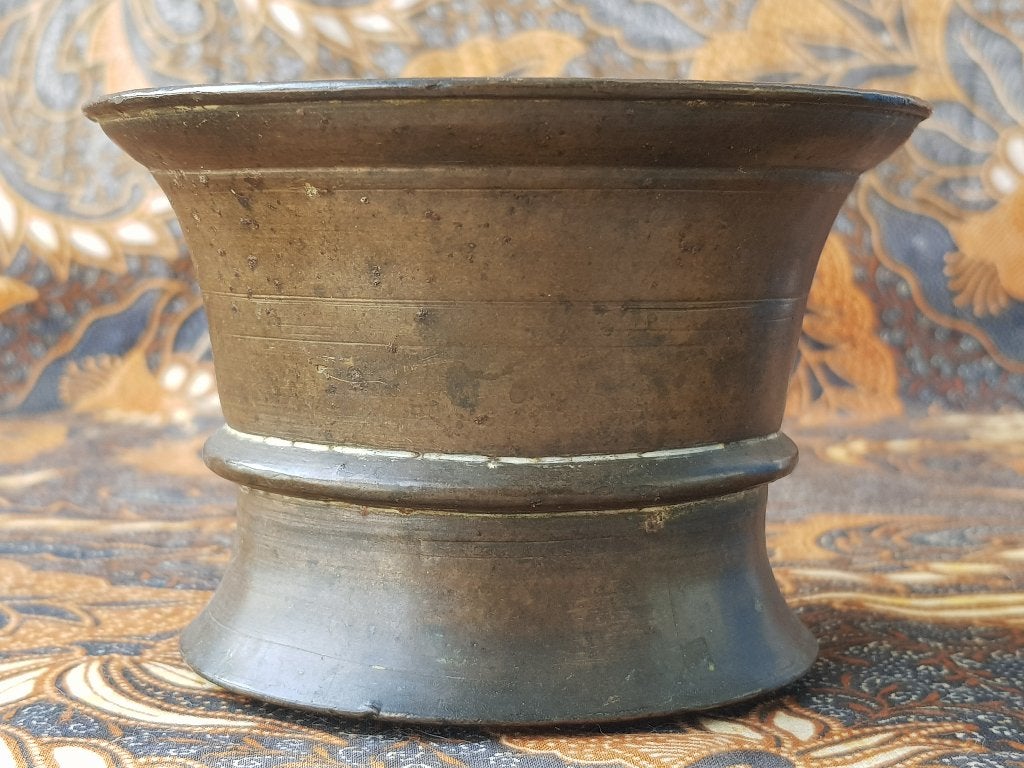 Zware antieke bronzen vijzel uit Engeland 11,8 cm. 18de eeuw