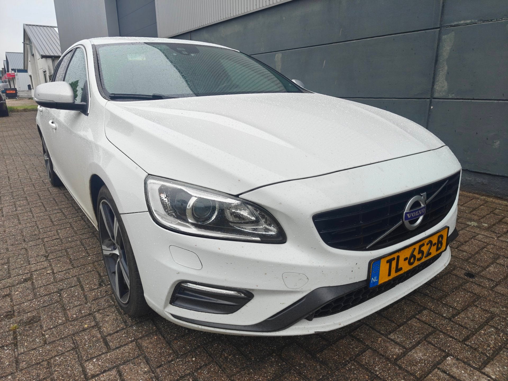 Volvo V60 2.0 D4 R-Design Motor Rookt!, Auto's, Volvo, 1969 cc, Origineel Nederlands, Diesel, 168 €/maand
