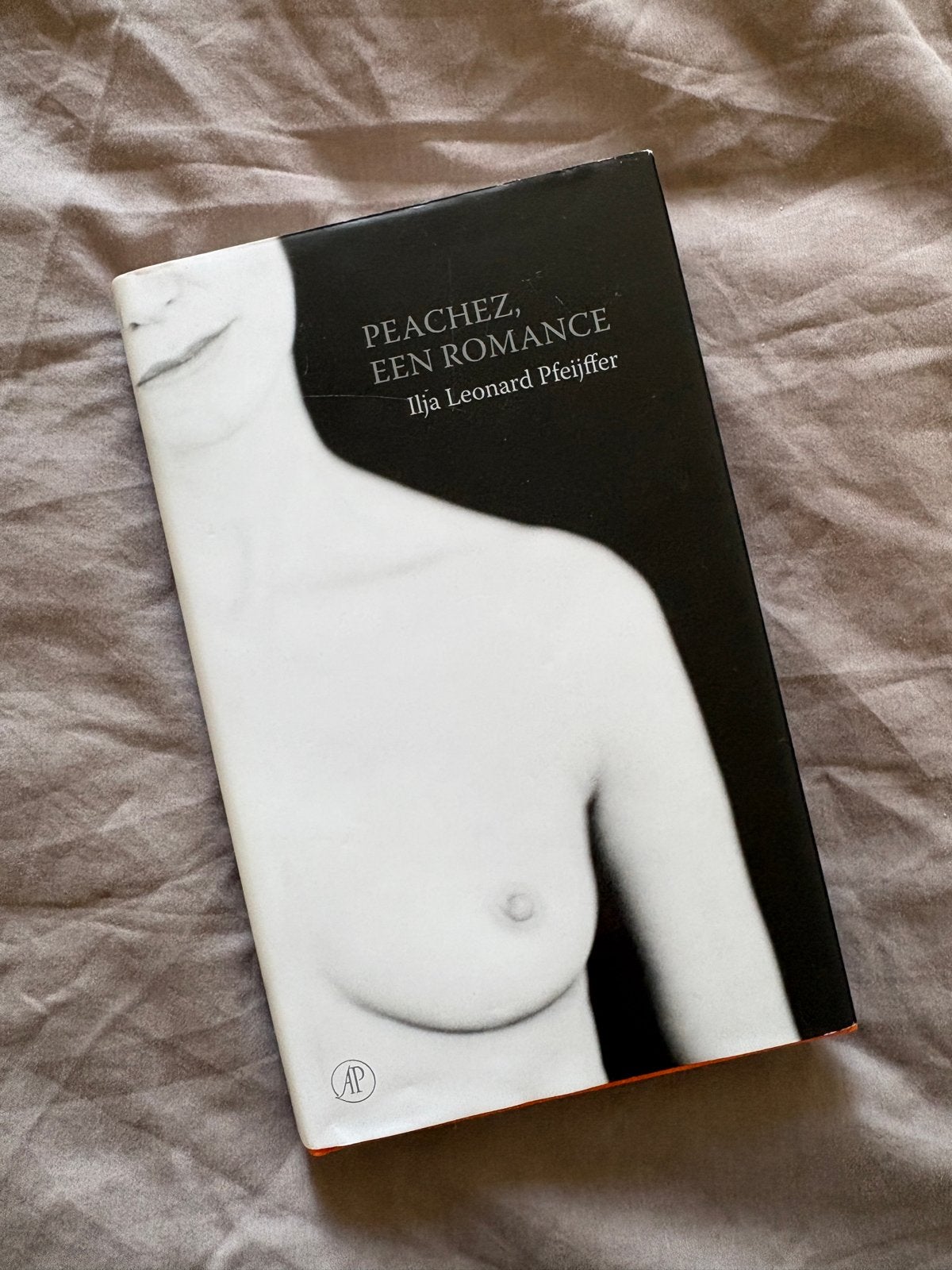 Peachez, een romance - Ilja Leonard Pfeijffer, Ophalen of Verzenden, Gelezen