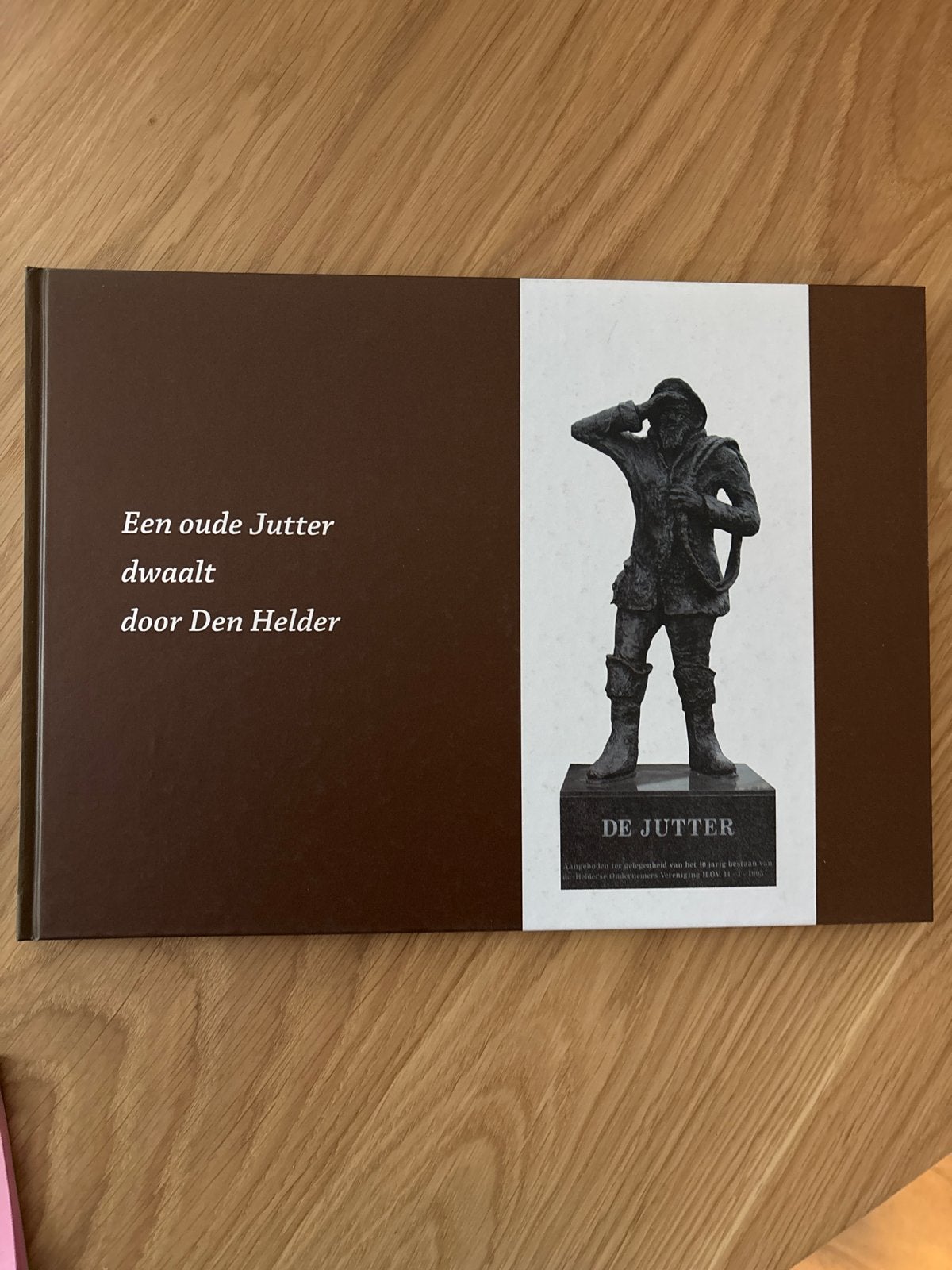 Een oude Jutter dwaalt door Den Helder, Verzenden, Zo goed als nieuw, Nederland