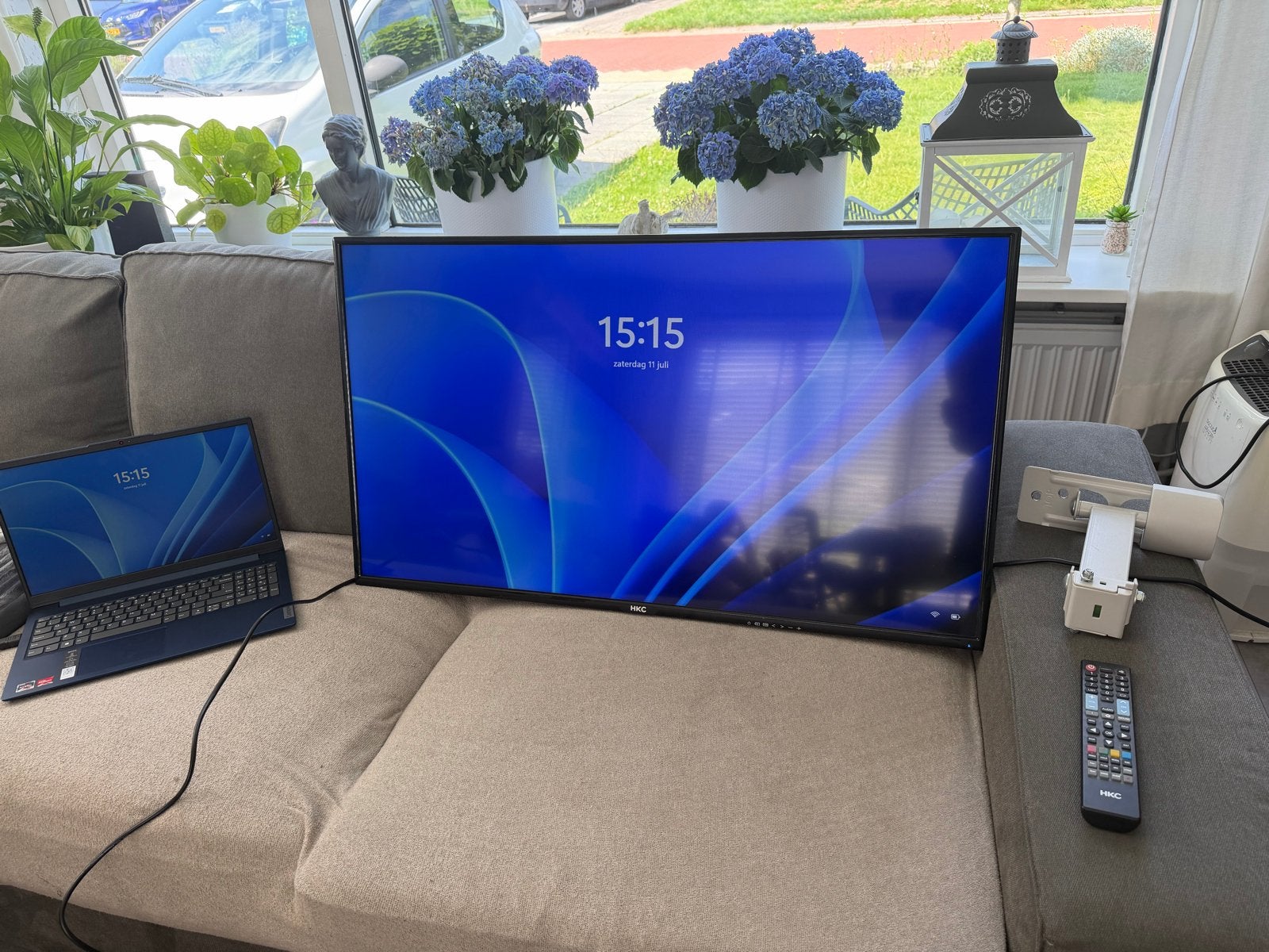 HKC Smart TV 40 inch met muurbeugel en HDMI kabel, LED, 50 Hz, Zo goed als nieuw, 100 cm of meer
