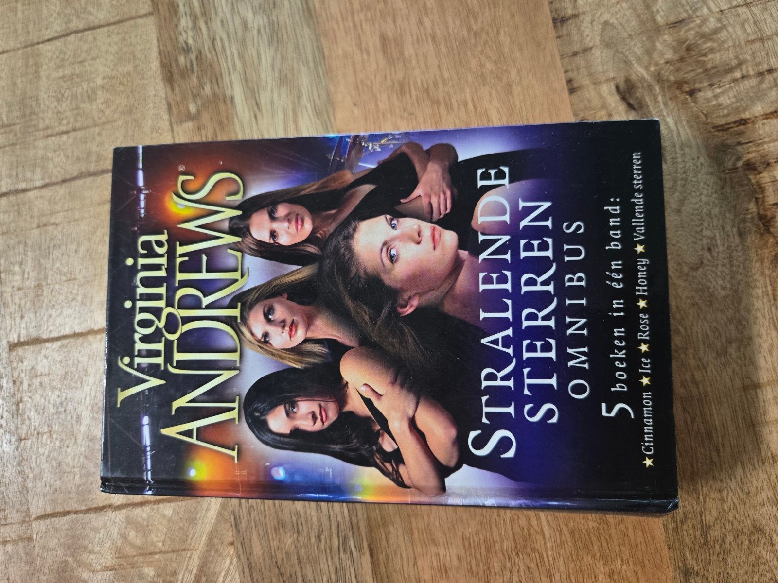 Virginia Andrews - Stralende Sterren Omnibus (5 boeken), Ophalen of Verzenden, Gelezen, Virginia Andrews, Nederland
