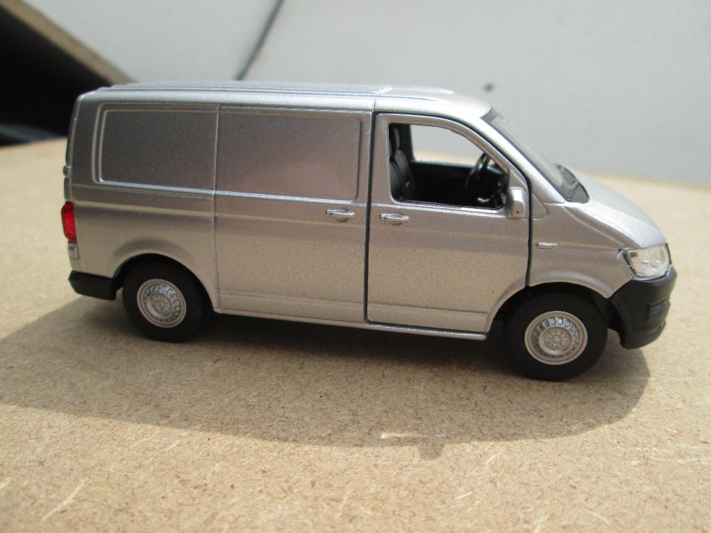 volkswage t6 transporter, Hobby en Vrije tijd, Modelauto's | 1:43, Ophalen of Verzenden, Zo goed als nieuw, Auto, Overige merken