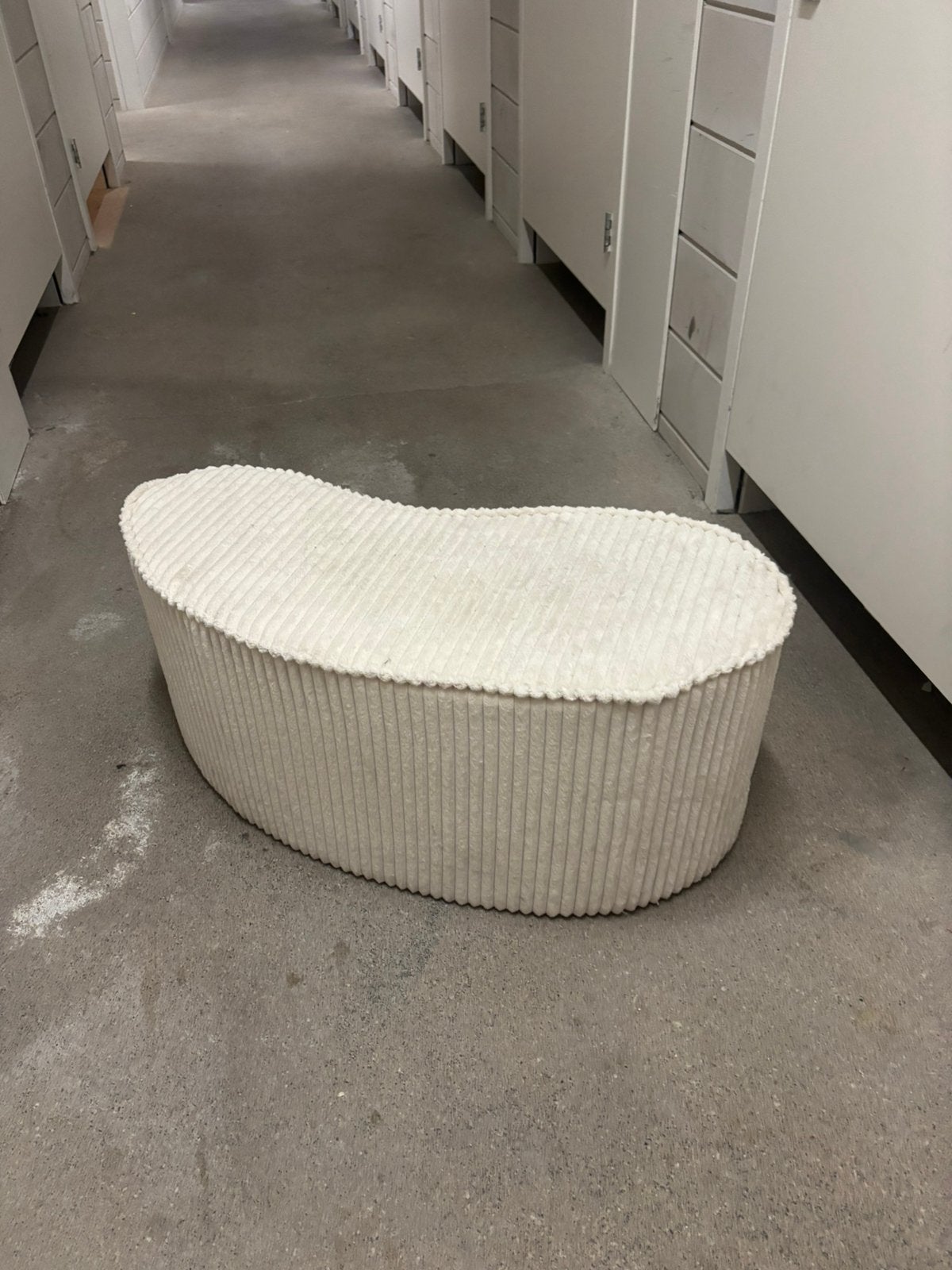 Poef wit/beige bijna nieuwstaat, Ophalen, Zo goed als nieuw