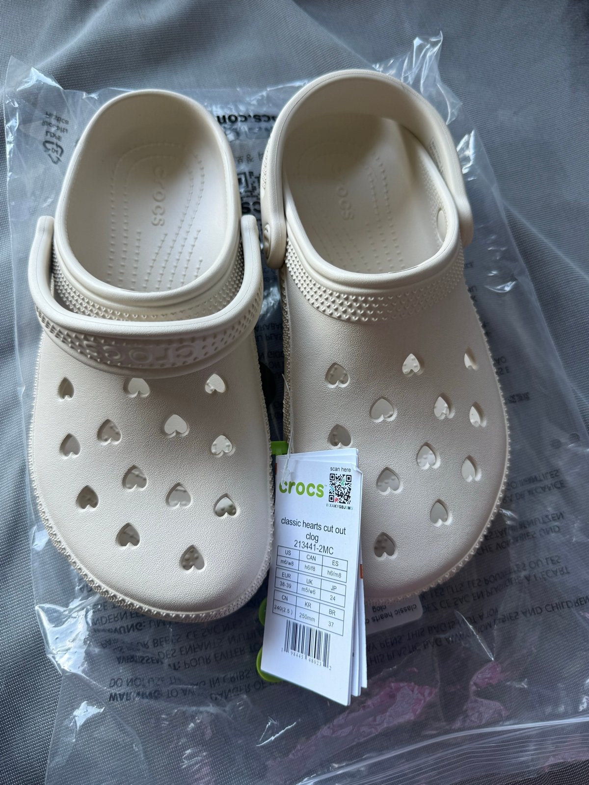 Nieuwe Crocs Classic Hearts Cut Out Clog 38-39, Ophalen of Verzenden, Nieuw, Beige, Slippers