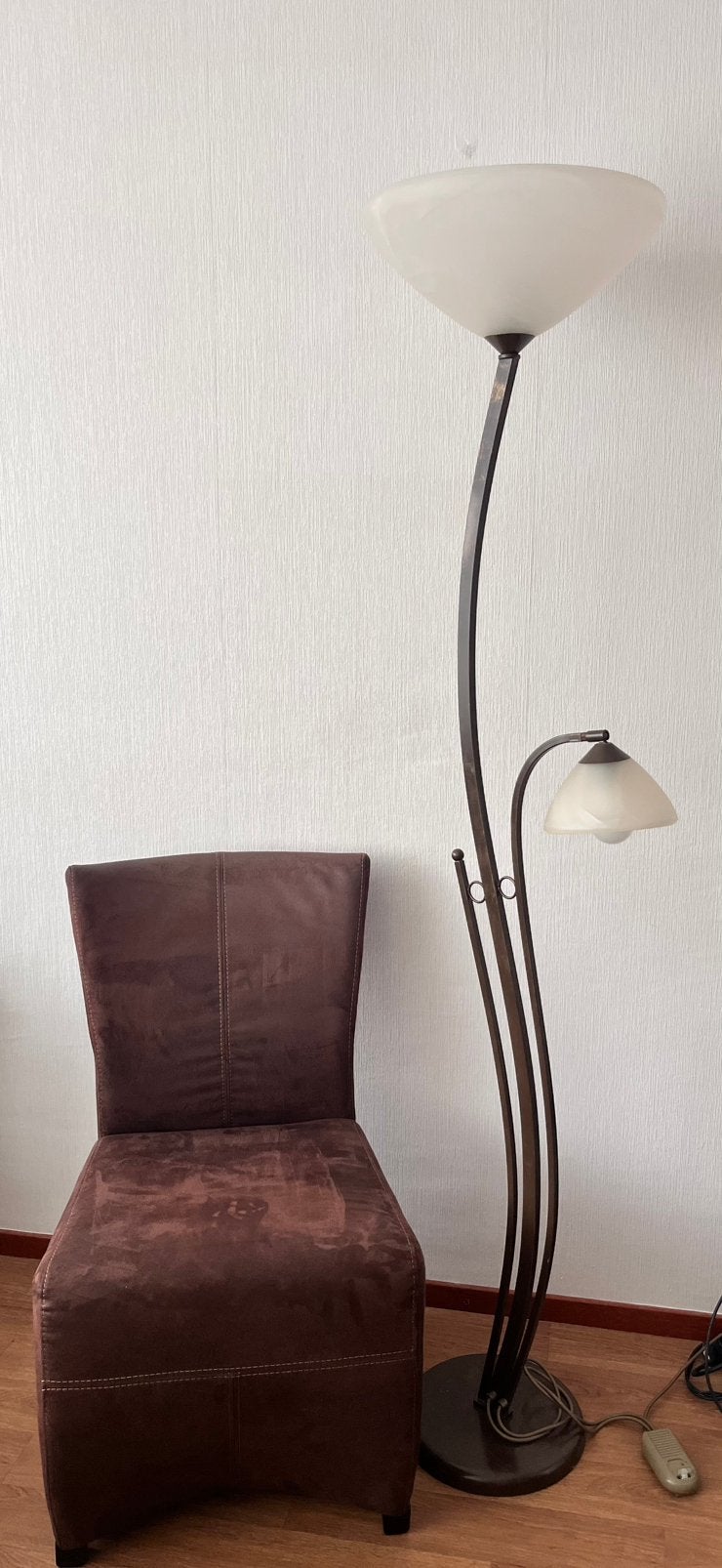Zware staande koperkleurige lamp met 2 melkglazen kappen, Huis en Inrichting, Lampen | Vloerlampen, Ophalen of Verzenden, Zo goed als nieuw